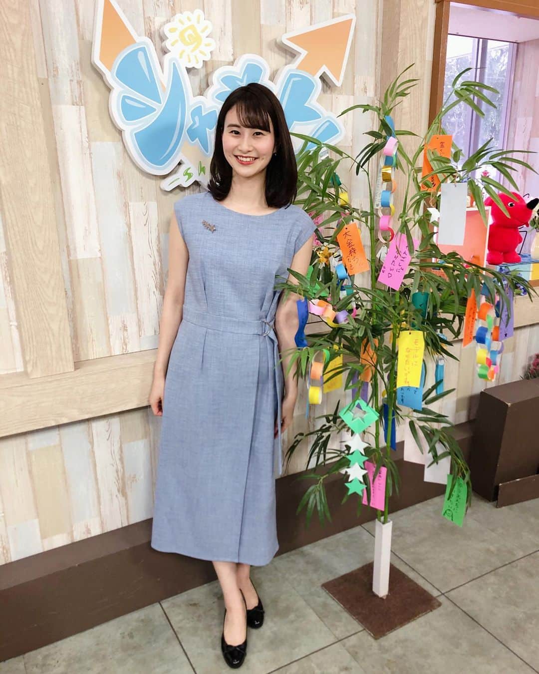 のインスタグラム：「🎋 シャキットご覧いただきありがとうございました！ きょうは七夕ですね⭐️ 番組内でお伝えした、七夕豆知識🎋 短冊の色は何色あるかご存知ですか？？ . . . . . . . 正解は、５色！！ 青（緑）・赤・黄・白・紫（黒）の５色です。 実は、それぞれ意味がありまして 🟦青（緑）→成長 🟥赤→感謝 🟨黄→人間関係 🦳白→規則や規律 🟪紫（黒）→学業 願い事にあった色の短冊に書くと、願いが叶いやすくなるそうです💫 . 七夕ということで星のブローチを付けたんですが、小さくてテレビ画面では「なんかゴミついてる？」って感じになっちゃいました😂ピアスも星でしたがこちらはより小さくてわかりづらい🤣気づいてくださった方がいればすごいです！笑 . #チバテレ #シャキット」