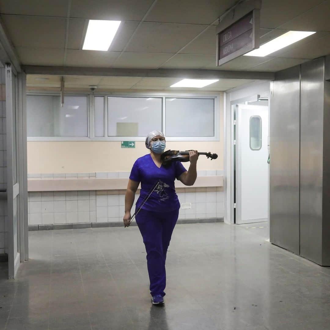 TIME Magazineさんのインスタグラム写真 - (TIME MagazineInstagram)「Chilean nurse Damaris Silva carries her violin before playing for COVID-19 patients in the intensive-care unit of the El Pino de San Bernardo hospital in Santiago on July 2. "As soon as I walk in the patients brighten, they seem happier; they smile and applaud," the 26-year-old told Reuters. Her goal, she added, is to "give a little bit of love, of faith, of hope with my violin. Every time I do it, I do it from my heart." According to data tracked by Johns Hopkins University, Chile has confirmed nearly 300,000 cases and more than 6,300 deaths. Photograph by Pablo Sanhueza—@reuters」7月7日 9時35分 - time