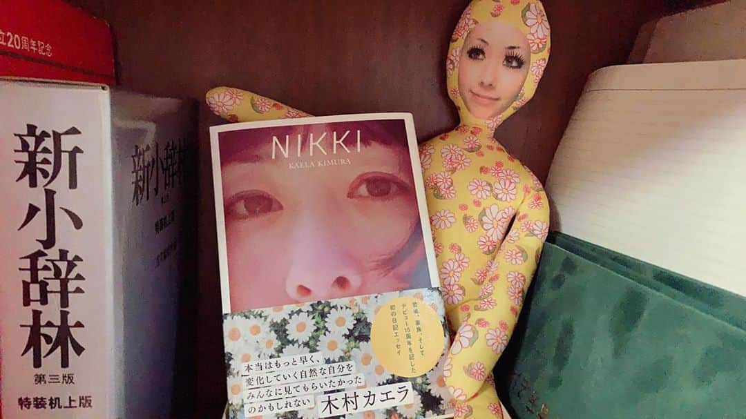 木村カエラさんのインスタグラム写真 - (木村カエラInstagram)「おばあちゃんの家に遊びに行ったら、 本棚に飾られてた。 カエラがカエラをもってた。  #nikki #カエラ人形」7月7日 9時42分 - kaela_official