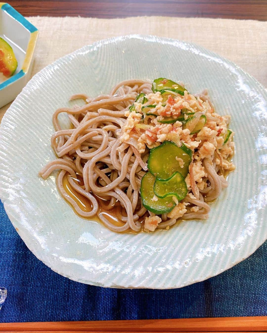 早見優さんのインスタグラム写真 - (早見優Instagram)「今月のDWCは、夏の鶏そばです。 蒸し暑い日にぴったりのお料理。 副菜は、タコとズッキーニの梅和え。こちらは5分でできる簡単料理。 Check out this episode where Chef Saito makes a delicious soba noodle dish! So refreshing! Super summer feel!  #nhkworld #diningwiththechef  #斎藤辰夫 先生 #みようがってなんでこんなに美味しいのー #japanesefood #sobadish #sobanoodles #yuhayami #chefsaito」7月7日 9時52分 - yuyuhayami