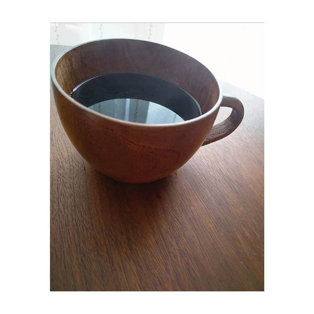 花陽みらさんのインスタグラム写真 - (花陽みらInstagram)「あたたかい。#コーヒーカップ #木製の器 ﻿ ﻿ いくつか、展示されていたカップの中でこのこが、一番手にフィット。﻿ ようこそ。我が家へ🏠️☕️﻿ #コーヒータイム #お気に入り ずーっと探してした。カップ☕️ようやく手会えた(^^) ちょっと、お味噌汁器みたいに見えるね💦ソーサーとも出会いたい(笑)」7月7日 10時03分 - miku_hanahi