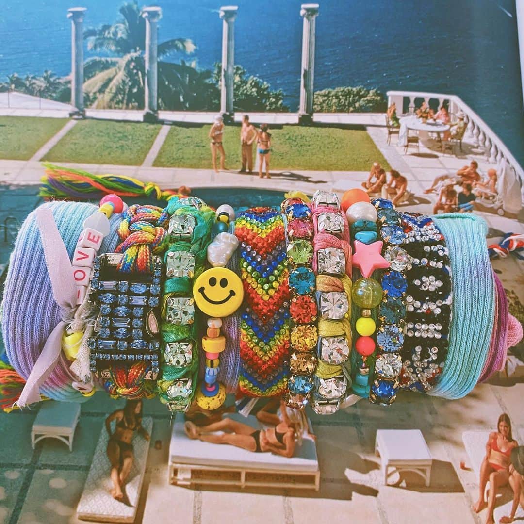 ダニジョーのインスタグラム：「Partying with Slim Aarons at Home 😎 #armparty」