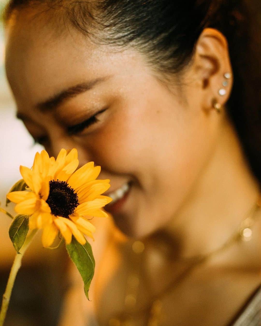 藤井明恵さんのインスタグラム写真 - (藤井明恵Instagram)「𝐒𝐮𝐧𝐟𝐥𝐨𝐰𝐞𝐫 🌻💛🤎 向日葵は凄く想い入れのある 1番好きなお花⸜❤︎⸝‍･.｡*･.｡* . . #sunflower #happy #smile」7月7日 10時13分 - myunghae.k314