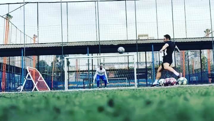 アレッサンドロ・ローザ・ヴィエイラのインスタグラム：「VÍDEO- Logo coloco suas defesas absurdas @tomcristian01 -  Agora vai só o gol 😀😀  Video- @vizireal」