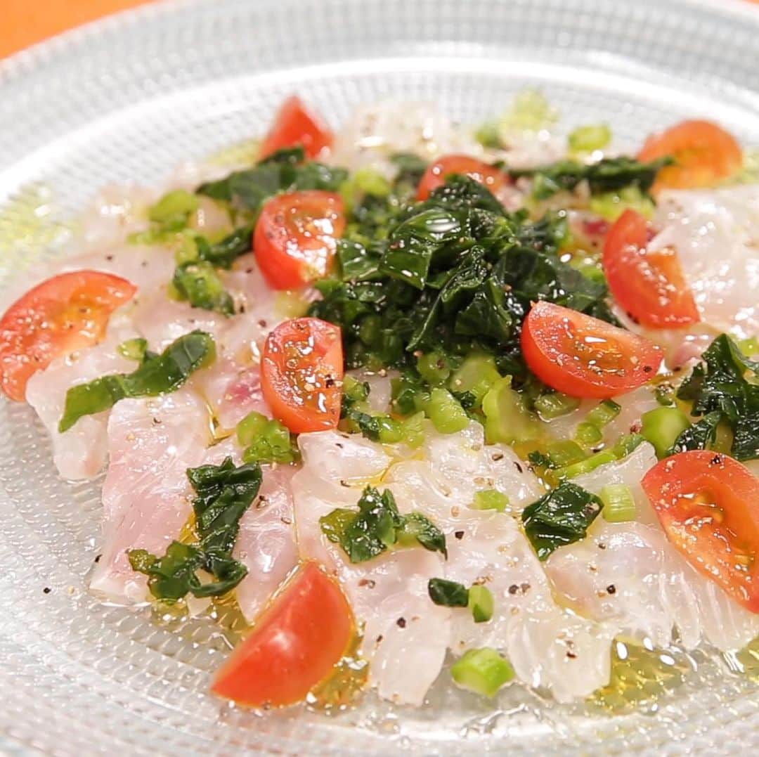 馬場裕之のインスタグラム：「やましお菜のカルパッチョ  ＜材料＞(4人分) やましお菜漬 （野沢菜や青菜漬け等でも可） 20g 真鯛の刺身 200g  ミニトマト 2～3個 エキストラバージンオリーブオイル 適量 黒コショウ 適量  レモン 1/4個  レシピは 『ごちそうマエストロ』 で検索してみて下さいね😁 2020年3月8日放送 老舗漬物店の巻より 漬物にカルパッチョ合いますよ😌  #新しい日常  #一緒にやってみよう #おうちごはん  #吉本自宅劇場  #馬場ごはん」