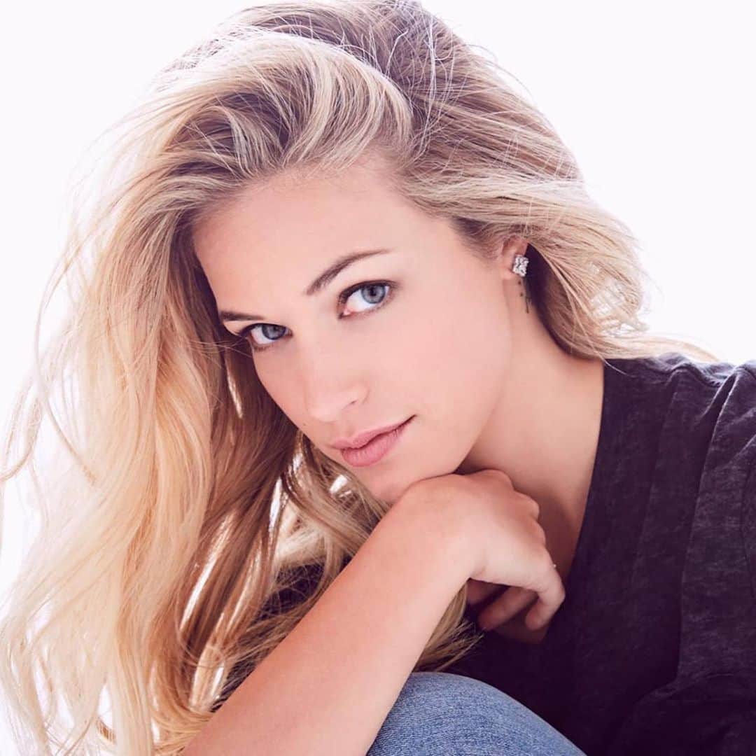 アレクシス・ナップのインスタグラム：「Hey you 🙃 how’s ur lock up going? Is the 2020 all-visa’s ban revoked yet? 🤔 #dontbreakmylove #trumpcockblocks #retaliatebyspendingmoretimeinnature #andevolvingyourmind #breakasweat」