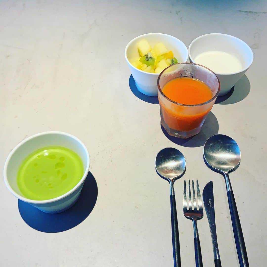 志摩有子さんのインスタグラム写真 - (志摩有子Instagram)「朝から大荒れの箱根。ひと風呂浴びて野菜いっぱいのヘルシーな朝ごはん。二宮にあるブーランジェリーヤマシタのパンおいし。  #箱根本箱 #箱根強羅 #朝食　#breakfast  #私だってたまにはヘルシー」7月7日 10時37分 - ariko418