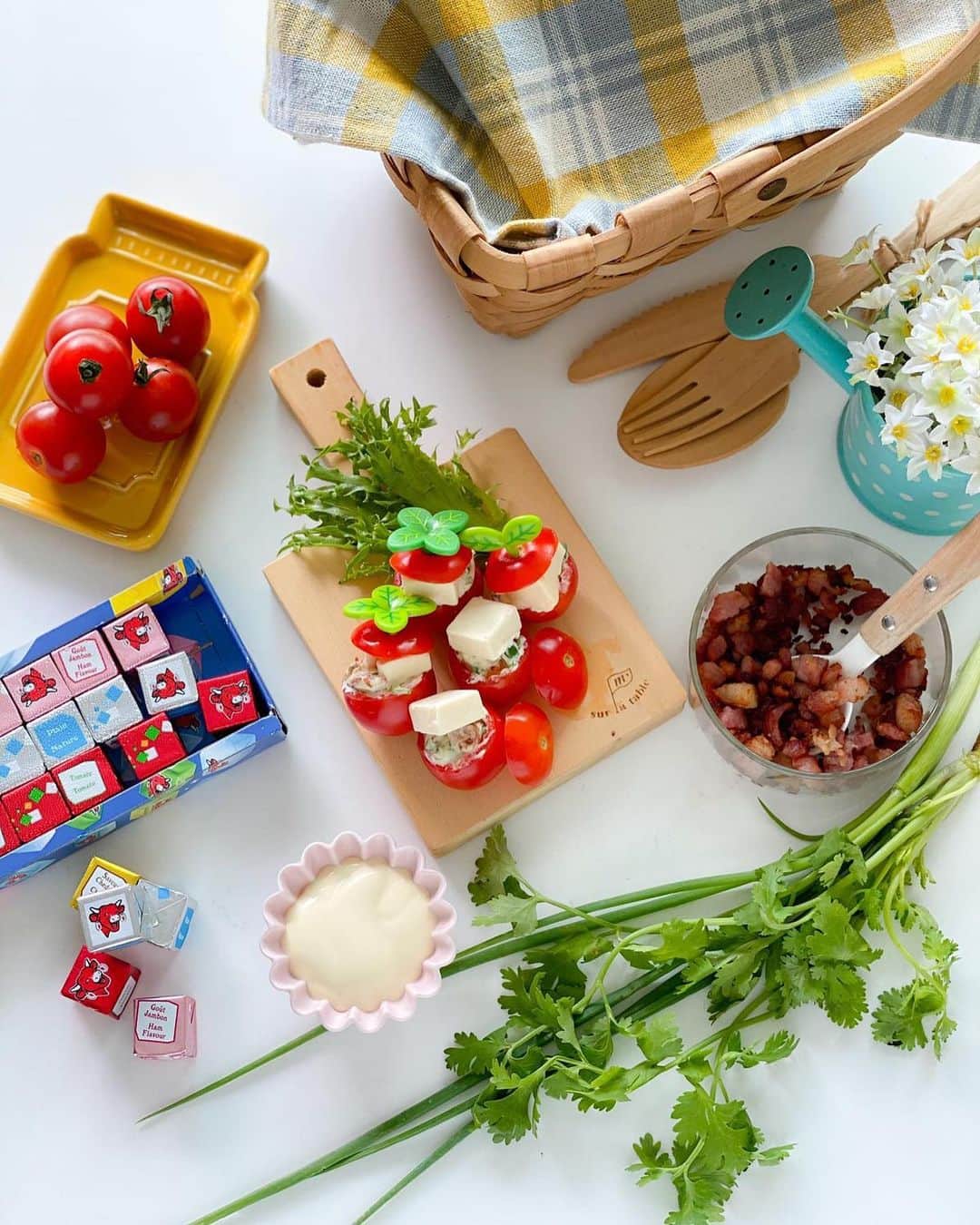 Little Miss Bento・Shirley シャリーさんのインスタグラム写真 - (Little Miss Bento・Shirley シャリーInstagram)「Here is a gorgeous bento featuring my recipes using The Laughing Cow®️ cheese that would make a Lovely Indoor Picnic Along with Your Child!   The versatility of The Laughing Cow®️ cheese make them great for creating a wide range of tasty and nutritious meals and snacks for the whole family.   Check out comments for my recipes! - 𝐂𝐡𝐞𝐫𝐫𝐲 𝐭𝐨𝐦𝐚𝐭𝐨 𝐜𝐮𝐩𝐬 𝐰𝐢𝐭𝐡 𝐁𝐞𝐥𝐜𝐮𝐛𝐞𝐬, 𝐜𝐨𝐫𝐧 𝐚𝐧𝐝 𝐛𝐚𝐜𝐨𝐧 𝐬𝐭𝐮𝐟𝐟𝐢𝐧𝐠 - 𝐒𝐮𝐬𝐡𝐢 𝐫𝐨𝐥𝐥𝐬 𝐰𝐢𝐭𝐡 𝐁𝐞𝐥𝐜𝐮𝐛𝐞𝐬 (𝟐 𝐫𝐨𝐥𝐥𝐬) - 𝐓𝐫𝐢𝐚𝐧𝐠𝐮𝐥𝐚𝐫 𝐦𝐨𝐮𝐬𝐞 𝐨𝐧 𝐬𝐚𝐥𝐚𝐝 𝐠𝐫𝐞𝐞𝐧𝐬  #snackyourway #thelaughingcowsg  July 2020 Promotions • The Laughing Cow®️ Belcubes 15c, Assorted – 2 For $7.05  • The Laughing Cow®️ Belcubes 24c, Assorted – 1 For $5.25  Promotions are available at Cold Storage, Giant, NTUC, Sheng Siong, Isetan, Mediya Redmart and Mustafa.」7月7日 10時42分 - littlemissbento