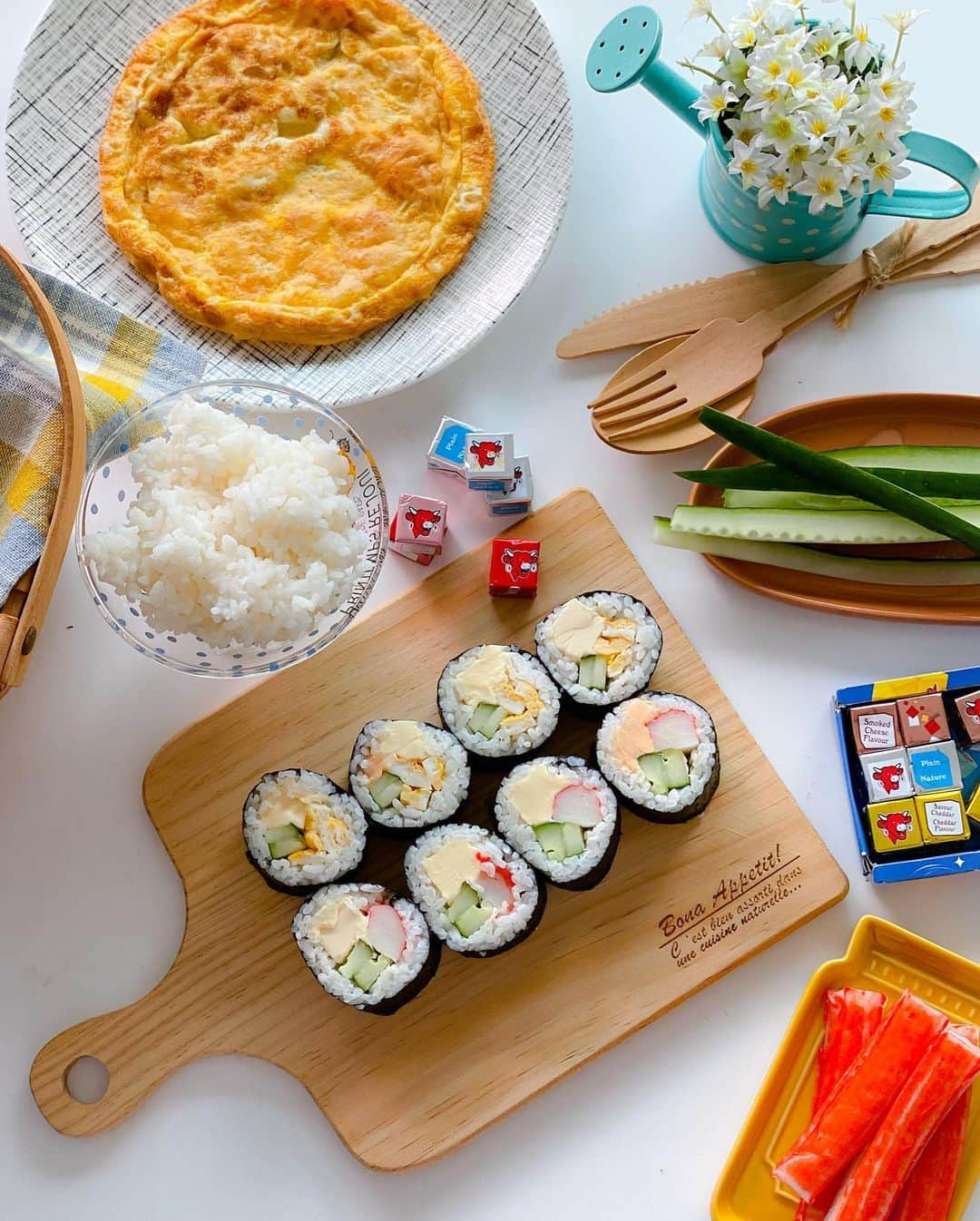 Little Miss Bento・Shirley シャリーさんのインスタグラム写真 - (Little Miss Bento・Shirley シャリーInstagram)「Here is a gorgeous bento featuring my recipes using The Laughing Cow®️ cheese that would make a Lovely Indoor Picnic Along with Your Child!   The versatility of The Laughing Cow®️ cheese make them great for creating a wide range of tasty and nutritious meals and snacks for the whole family.   Check out comments for my recipes! - 𝐂𝐡𝐞𝐫𝐫𝐲 𝐭𝐨𝐦𝐚𝐭𝐨 𝐜𝐮𝐩𝐬 𝐰𝐢𝐭𝐡 𝐁𝐞𝐥𝐜𝐮𝐛𝐞𝐬, 𝐜𝐨𝐫𝐧 𝐚𝐧𝐝 𝐛𝐚𝐜𝐨𝐧 𝐬𝐭𝐮𝐟𝐟𝐢𝐧𝐠 - 𝐒𝐮𝐬𝐡𝐢 𝐫𝐨𝐥𝐥𝐬 𝐰𝐢𝐭𝐡 𝐁𝐞𝐥𝐜𝐮𝐛𝐞𝐬 (𝟐 𝐫𝐨𝐥𝐥𝐬) - 𝐓𝐫𝐢𝐚𝐧𝐠𝐮𝐥𝐚𝐫 𝐦𝐨𝐮𝐬𝐞 𝐨𝐧 𝐬𝐚𝐥𝐚𝐝 𝐠𝐫𝐞𝐞𝐧𝐬  #snackyourway #thelaughingcowsg  July 2020 Promotions • The Laughing Cow®️ Belcubes 15c, Assorted – 2 For $7.05  • The Laughing Cow®️ Belcubes 24c, Assorted – 1 For $5.25  Promotions are available at Cold Storage, Giant, NTUC, Sheng Siong, Isetan, Mediya Redmart and Mustafa.」7月7日 10時42分 - littlemissbento