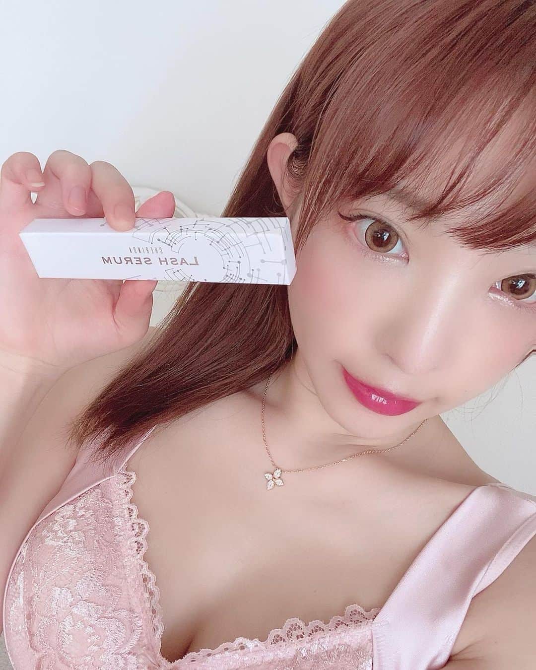 のインスタグラム：「みてー！初めてまつげ美容液買ってみました！！ ・ ・ 地まつげがなんか寂しい気がして気になっていたのでまつ育してみようと思います！ ・ ・ 3ヶ月使うと効果が出てくるらしいので、とりあえず3ヶ月使い続けて見ようと思います♡♡ ・ ・ 短いし、本数も少ない気がするので、どこまで成長するか楽しみです✊💓 ・ ・ ・ ・ ・ ・ ・ ・ ・ #シェリノアラッシュセラム #まつげ美容液 #まつ育 #pr #コラボベース #美容 #スキンケア #まつ毛」