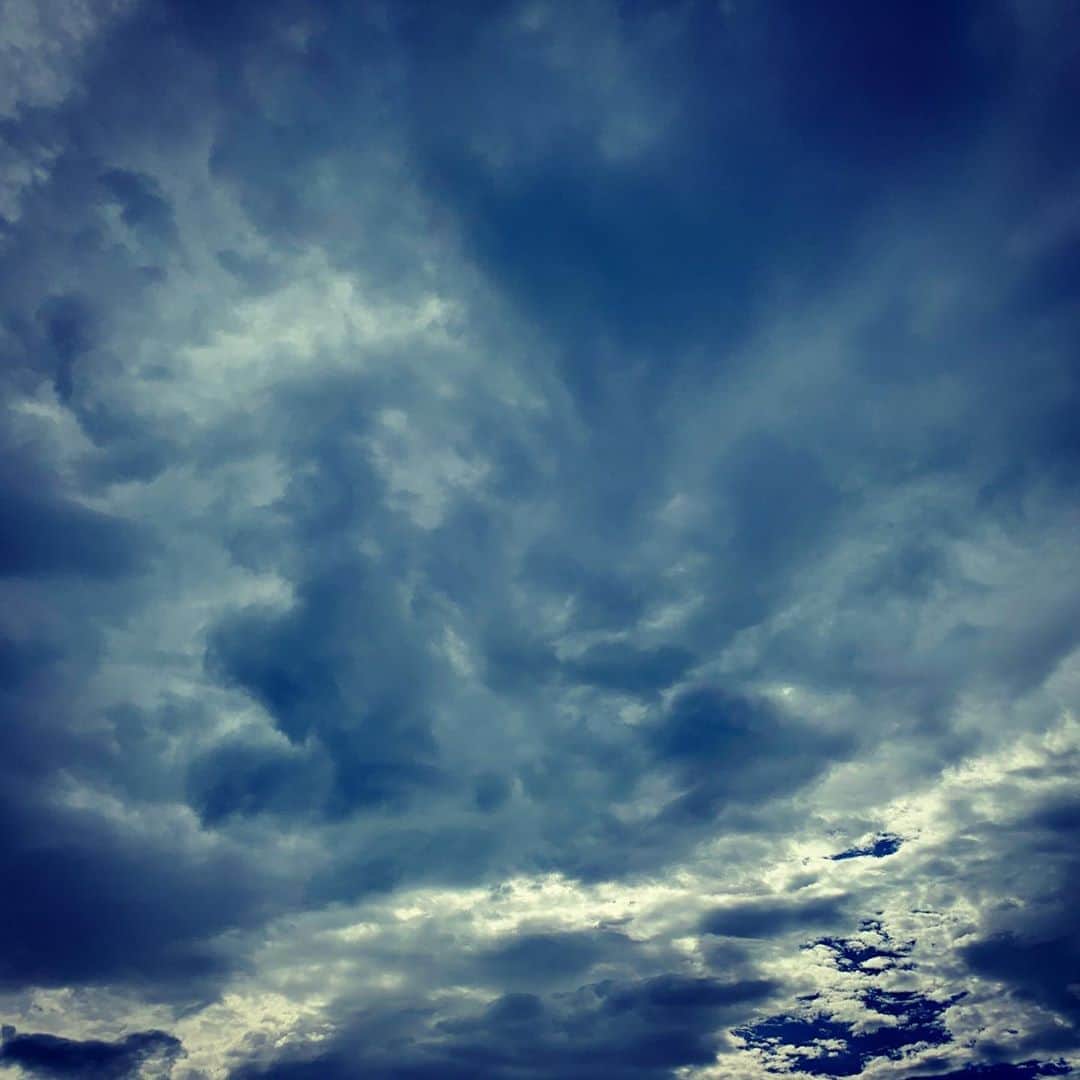 広崎うらんのインスタグラム：「七夕 の 朝 の そら  #空 #雲  #朝  #七夕」