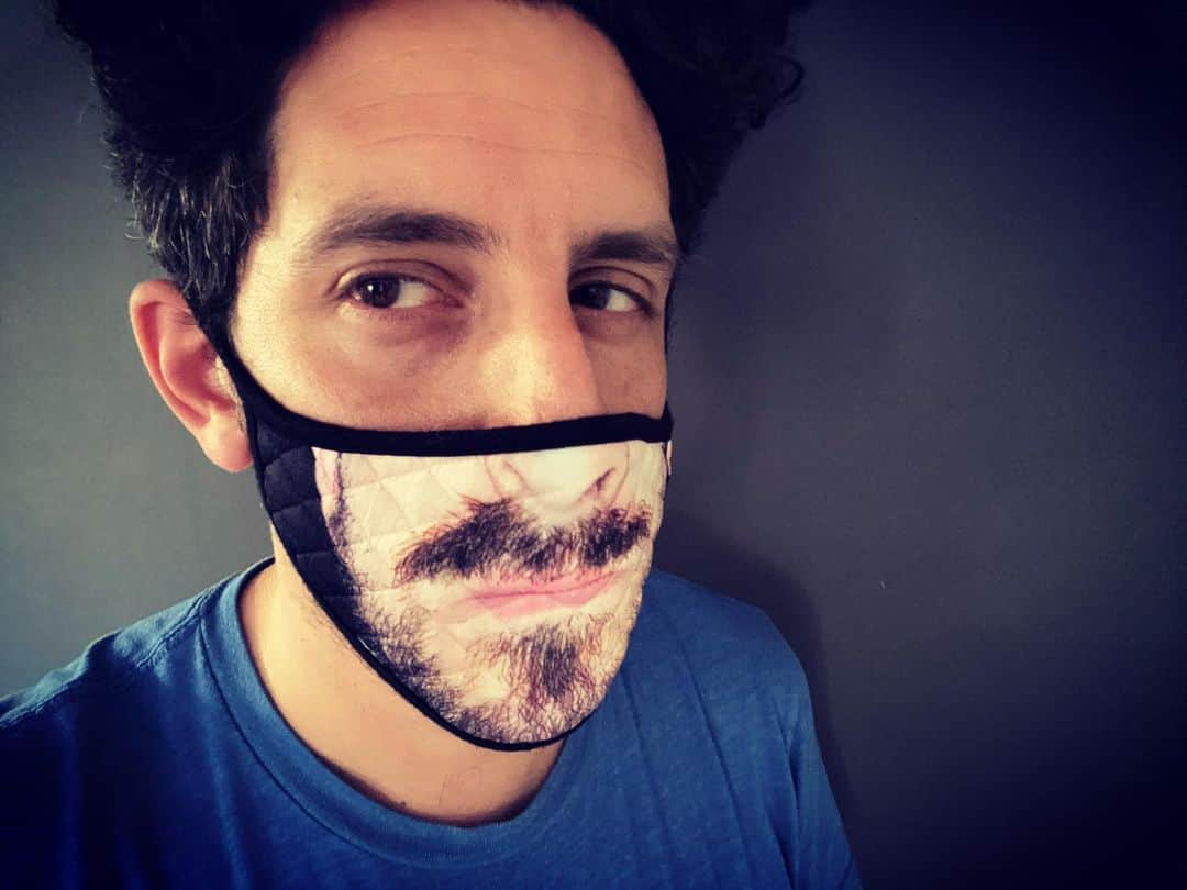 アダム・シャピロのインスタグラム：「Wear a mask. This particular mask I printed the lower part of my face onto. It’s a wonderful conversation starter/ender! (It does not however open up my iPhone using face ID… Which was my original intention.)」