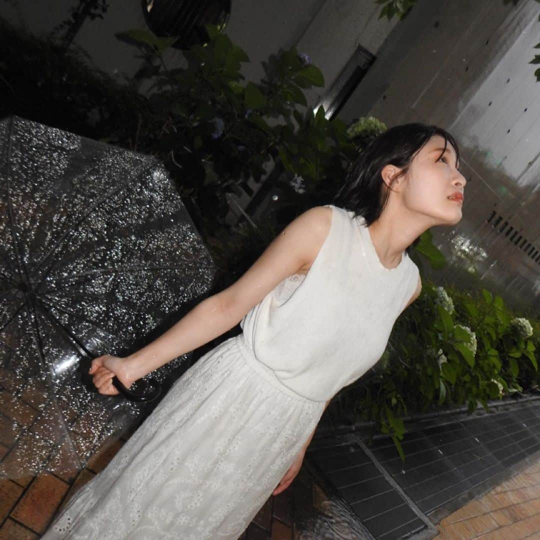 りょうかのインスタグラム：「・  Rain day☔  stylist＆camera⇒@___ai1220  #福岡ベルエポック美容専門学校#美容師科#美容専門学生#アイデザイナーコース#スタイリストコース#就活生#作品撮り#作品撮りモデル#スタイルブック#ホワイトコーデ#オレンジメイク#黒髪女子#レインボーコーデ#美容学生の日常」