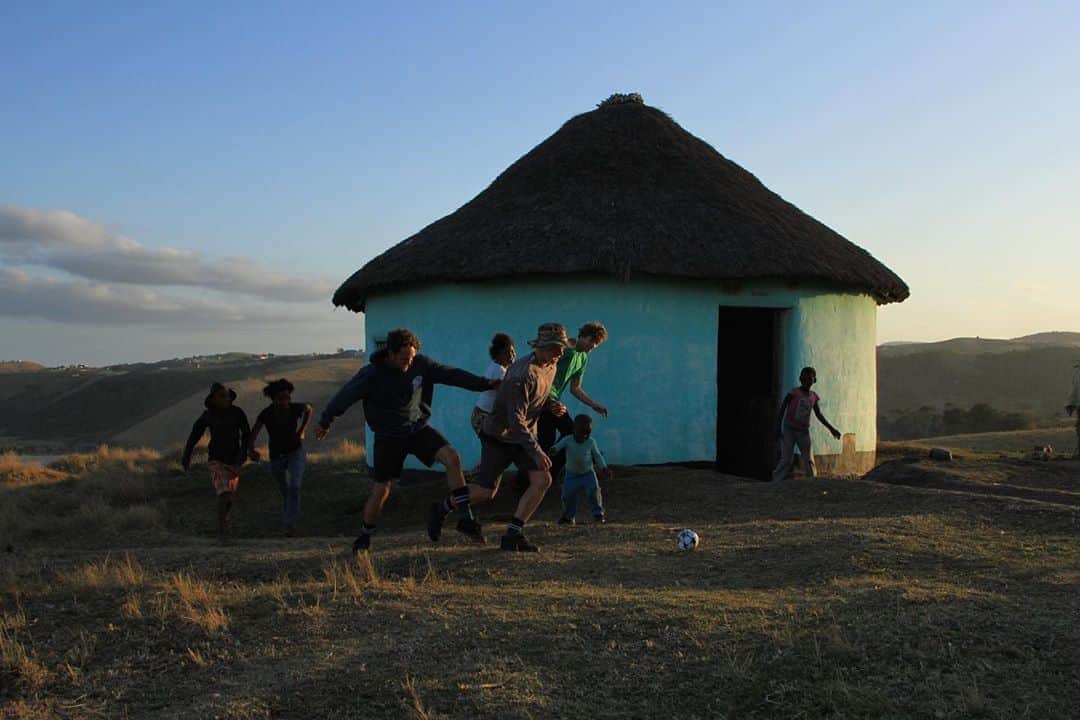 ジョン・ジョン・フローレンスのインスタグラム：「Thinking about South Africa and all the summers we visited there since we were kids traveling with my Mom. Such an amazing place! This is one of my favorite memories from a trip filming for View From a Blue Moon.」