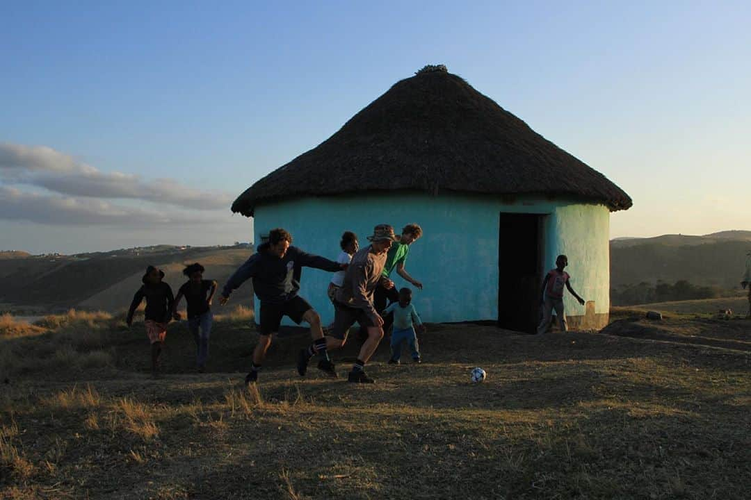 ジョン・ジョン・フローレンスさんのインスタグラム写真 - (ジョン・ジョン・フローレンスInstagram)「Thinking about South Africa and all the summers we visited there since we were kids traveling with my Mom. Such an amazing place! This is one of my favorite memories from a trip filming for View From a Blue Moon.」7月7日 11時14分 - john_john_florence