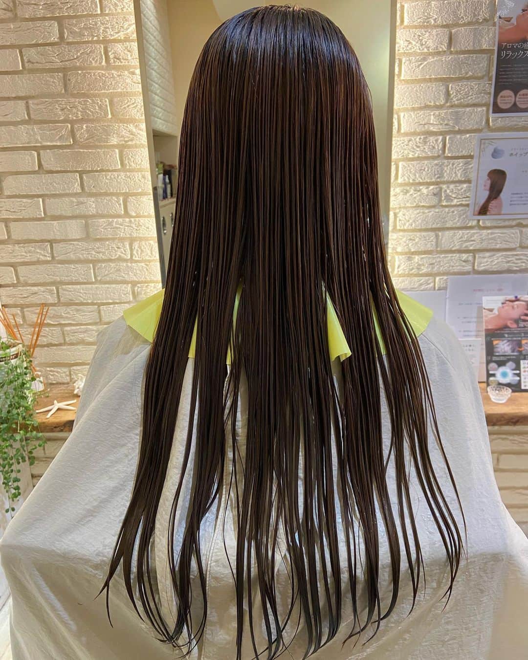 若井久美子さんのインスタグラム写真 - (若井久美子Instagram)「出産を機に髪をバッサリ切ることに。 妊娠中コロナが怖くてかれこれ５ヶ月くらい美容院に行ってなかった😂 永遠に伸ばし続けたいほどロングヘアが好きなので切るのには勇気がいりましたが、娘が小さいうちはしばらくは我慢👼」7月7日 11時09分 - wakai_kumiko