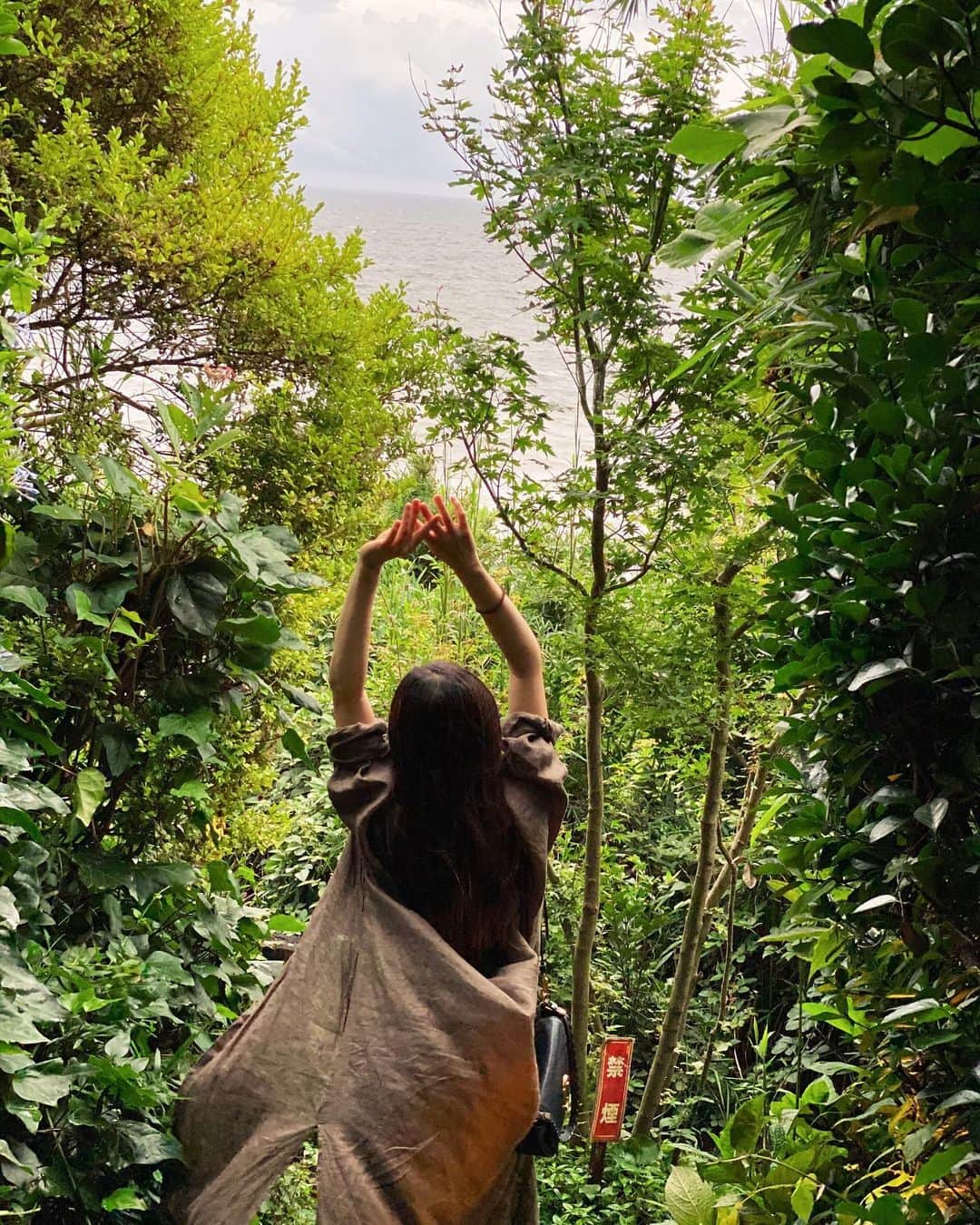 青山舞莉のインスタグラム：「𝐇𝐚𝐩𝐩𝐢𝐞𝐬𝐭 𝐢𝐧 𝐭𝐡𝐞 𝐧𝐚𝐭𝐮𝐫𝐞.   𝐈 𝐟𝐞𝐞𝐥 𝐥𝐢𝐤𝐞 𝐚 𝐥𝐨𝐭 𝐨𝐟 𝐩𝐞𝐨𝐩𝐥𝐞 𝐭𝐡𝐢𝐧𝐤 𝐈’𝐦 𝐚 𝐜𝐢𝐭𝐲 𝐠𝐢𝐫𝐥 𝐚𝐧𝐝 𝐝𝐨𝐧’𝐭 𝐥𝐢𝐤𝐞 𝐠𝐨𝐢𝐧𝐠 𝐨𝐧 𝐡𝐢𝐤𝐞𝐬, 𝐭𝐡𝐞 𝐨𝐜𝐞𝐚𝐧, 𝐚𝐧𝐝 𝐈’𝐝 𝐛𝐞 𝐬𝐜𝐚𝐫𝐞𝐝 𝐨𝐟 𝐛𝐮𝐠𝐬. 𝐒𝐮𝐫𝐩𝐫𝐢𝐬𝐞! 𝐈 𝐥𝐨𝐯𝐞 𝐚𝐥𝐥 𝐭𝐡𝐚𝐭. 𝐈 𝐚𝐜𝐭𝐮𝐚𝐥𝐥𝐲 𝐥𝐢𝐯𝐞𝐝 𝐢𝐧 𝐁𝐚𝐥𝐢 𝐟𝐨𝐫 𝐚 𝐲𝐞𝐚𝐫 𝐚𝐧𝐝 𝐭𝐡𝐚𝐭 𝐰𝐚𝐬 𝐬𝐮𝐜𝐡 𝐚 𝐛𝐢𝐠 𝐩𝐚𝐫𝐭 𝐨𝐟 𝐦𝐲 𝐥𝐢𝐟𝐞 𝐭𝐡𝐚𝐭 𝐡𝐚𝐬 𝐫𝐞𝐚𝐥𝐥𝐲 𝐬𝐡𝐚𝐩𝐞𝐝 𝐰𝐡𝐨 𝐈 𝐚𝐦 𝐭𝐨𝐝𝐚𝐲. 𝐈 𝐜𝐚𝐫𝐞 𝐦𝐨𝐫𝐞 𝐚𝐛𝐨𝐮𝐭 𝐦𝐲 𝐬𝐮𝐫𝐫𝐨𝐮𝐧𝐝𝐢𝐧𝐠𝐬, 𝐦𝐲𝐬𝐞𝐥𝐟, 𝐚𝐧𝐝 𝐨𝐮𝐫 𝐛𝐞𝐚𝐮𝐭𝐢𝐟𝐮𝐥 𝐩𝐥𝐚𝐧𝐞𝐭.  𝐈 𝐥𝐨𝐯𝐞 𝐭𝐡𝐞 𝐜𝐢𝐭𝐲 𝐚𝐧𝐝 𝐛𝐞𝐢𝐧𝐠 𝐟𝐚𝐧𝐜𝐲 𝐚𝐧𝐝 𝐚𝐥𝐥, 𝐛𝐮𝐭 𝐚𝐭 𝐭𝐡𝐞 𝐞𝐧𝐝 𝐨𝐟 𝐭𝐡𝐞 𝐝𝐚𝐲, 𝐈 𝐚𝐛𝐬𝐨𝐥𝐮𝐭𝐞𝐥𝐲 𝐥𝐨𝐯𝐞 𝐭𝐡𝐞 𝐛𝐞𝐚𝐜𝐡, 𝐭𝐡𝐞 𝐦𝐨𝐮𝐧𝐭𝐚𝐢𝐧𝐬, 𝐚𝐧𝐝 𝐨𝐮𝐭 𝐨𝐟 𝐭𝐡𝐞 𝐜𝐡𝐚𝐨𝐬.  私は最近はシティーガール大学生で海とか山とか虫とか無理！そんな風に思われていると思います。実を言うと、海も山も虫もなんでも大好きなの！バリ島に1年間1人で住んだ時の経験や生まれてから10年ほどの海外生活で私はすごく自然や自分の周りを大切にしています。オシャレなカフェも大好きだけど大自然も同じもしくはそれ以上に大好きなんだ☘️ #ミーの毎日」