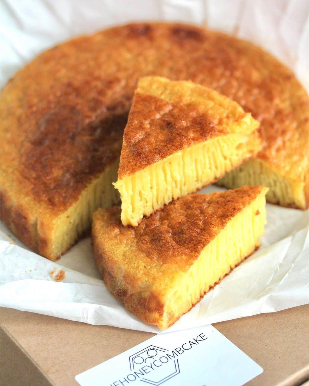 Li Tian の雑貨屋さんのインスタグラム写真 - (Li Tian の雑貨屋Instagram)「Ah honey, honey 🍯   Classic Bika Ambon from @thehoneycombcake that’s soft, chewy and fragrant. Available as a whole which can serve about 8 slices at $35.    • • • #singapore #desserts #igersjp #yummy #love #sgfood #foodporn #igsg #ケーキ  #instafood #gourmet #beautifulcuisines #onthetable #snacks #cafe #sgeats #f52grams #bake #sgcakes #kueh #feedfeed #pastry #foodsg #breakfast #cheapeats #coconut」7月7日 11時26分 - dairyandcream