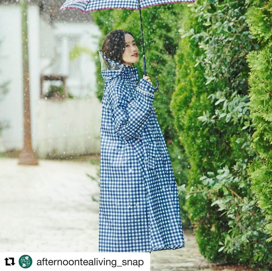 宮本りえのインスタグラム：「Afternoon Tea LIVING  出演させていただいてます🌦  ph:松浦さん st:高橋美帆さん hm:フジワラミホコさん  #宮本りえ   #Repost @afternoontealiving_snap with @get_repost ・・・ . そろそろ梅雨入り。雨対策の準備はできていますか？ . アフタヌーンティーには雨用の様々なアイテムがラインナップ！ その中でもイチオシは、毎年一番人気のドルマンスリーブタイプのレインコート。ゆったりとしたシルエットなのでさまざまな服装に合わせやすく、通勤にもお子さまの送り迎えにもおすすめ。自転車に乗りやすいのも魅力です。膝下までしっかり隠れるロング丈なので足元の濡れ、汚れ対策もばっちり！お好みに合わせて選べる5色展開もうれしいポイント。 . 他にも自転車に乗っていても快適なサイクルポンチョタイプやアクティブ派にうれしい動きやすいポンチョタイプ、通勤などで使用してもOKなキレイめステンカラーコートやノーカラーコートタイプもご用意。コート以外にもレインシューズや濡れた折りたたみ傘を収納できる傘ポーチなど小物も揃えました。 . 是非ライフスタイルや用途に合わせて選んでみてくださいね。 . ▼お買い物はプロフィールのリンクからどうぞ ⇒@afternoontealiving_snap . #アフタヌーンティーのある暮らし . #AfternoonTeaLIVING_snap #AfternoonTea #AfternoonTeaLIVING #アフタヌーンティーリビングスナップ #アフタヌーンティーリビング #アフタヌーンティー  #レインコートコーデ #レインコート必須 #雨の日コーデ #雨の日 #傘 #長靴 #レインシューズ #長靴コーデ #梅雨 #梅雨時期 #雨降り #雨靴 #雨傘 #撥水 #レインウエア #レインコート #梅雨対策 #梅雨コーデ」