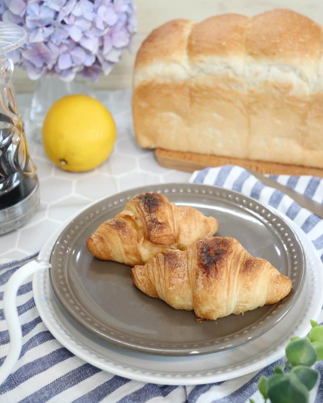 リナのインスタグラム：「パンが食べたい気分っ🍞 . 特に大好きなのが、クロワッサン🥐 . サッと焼いてそのまま食べても… 生ハム挟んでも… クリームチーズ挟んでも… よだれが出るほど美味しい🤤 . こむぎ工房『しゅうたろうのパン』は、 業務卸専門だったけど、 通販でも買えるようになったんだって⭐︎ . ベーシックな食パンから カンパーニュや全粒粉のパン、 カレーパンなど種類も豊富🥖🥪 . 当分、 パン生活から抜け出せないかも…❤️ .................................................. #brunch #brunchtime #breadstagram #breadlover #teatime #cafestagram #cafelatte #croissant  #PR #croissant🥐 #パン通販 #しゅうたろうのパン #パン #ホテル朝食 #ブランチ #食パン #クロワッサン #玄米 #パン活 #パン好きな人と繋がりたい #パン好き #パンマニア #食べるの好きな人と繋がりたい」