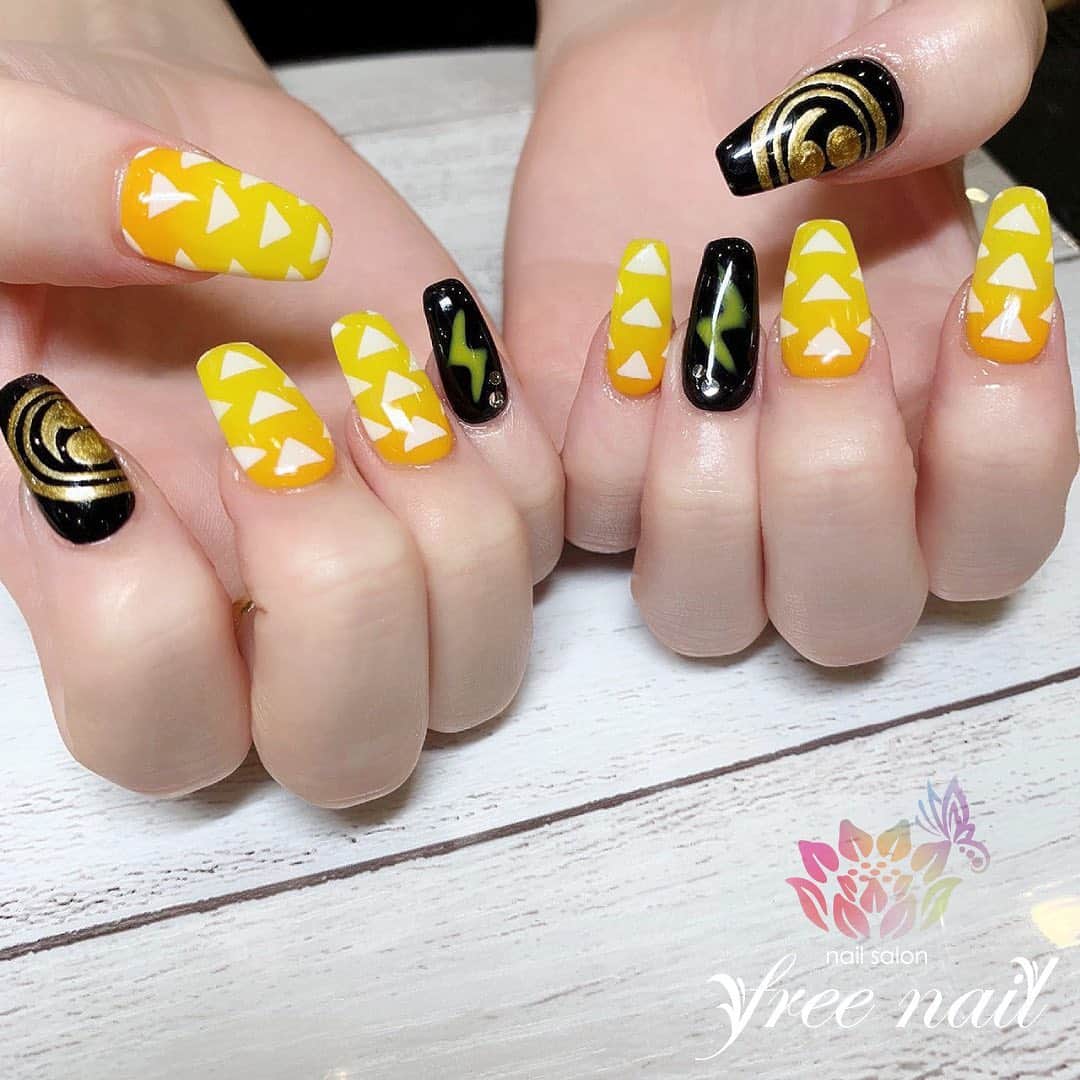 free nail フリーネイルのインスタグラム：「. お客様ネイル💅🏻🌟✨ . 手書きモチーフネイル⚡️✨ . 大人なスクエアロング✨ . ▶︎▶︎▶︎スワイプして動画も見てね☝︎🎬✨ . ご来店ありがとうございました🙇🏻‍♀️🙇🏻‍♀️🙇🏻‍♀️💗 . #ネイルアート #ジェルネイル #ネイルサロン #大阪ネイルサロン #ネイルデザイン #ネイルチェンジ #手書きアート #手書きネイル #メタリックネイル #ブラックネイル #イエローネイル #デザインネイル #トレンドネイル #シンプルネイル #おしゃれネイル #スクエアネイル #ロングネイル #夏ネイル #summernails #nailsart #nailsdid #美甲 #日式美甲 #日式美甲胶 #日本美甲师 #日本美甲老师 #美甲上课 #日本胶 #フリーネイル #freenail」