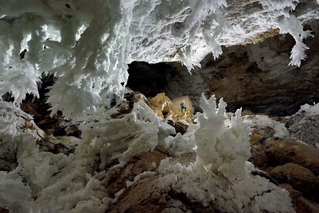 ナショナルジオグラフィックさんのインスタグラム写真 - (ナショナルジオグラフィックInstagram)「Photo by Robbie Shone @shonephoto  A scientist who researches cave formations in order to better understand climate change admires the magnificent Chandelier Ballroom in Lechuguilla Cave, which is part of New Mexico's Carlsbad Caverns National Park. With its six-meter-long (20ft) glittering gypsum chandelier formations hanging from the ceiling, it feels like you're exploring a cave on another planet.」7月7日 11時34分 - natgeo