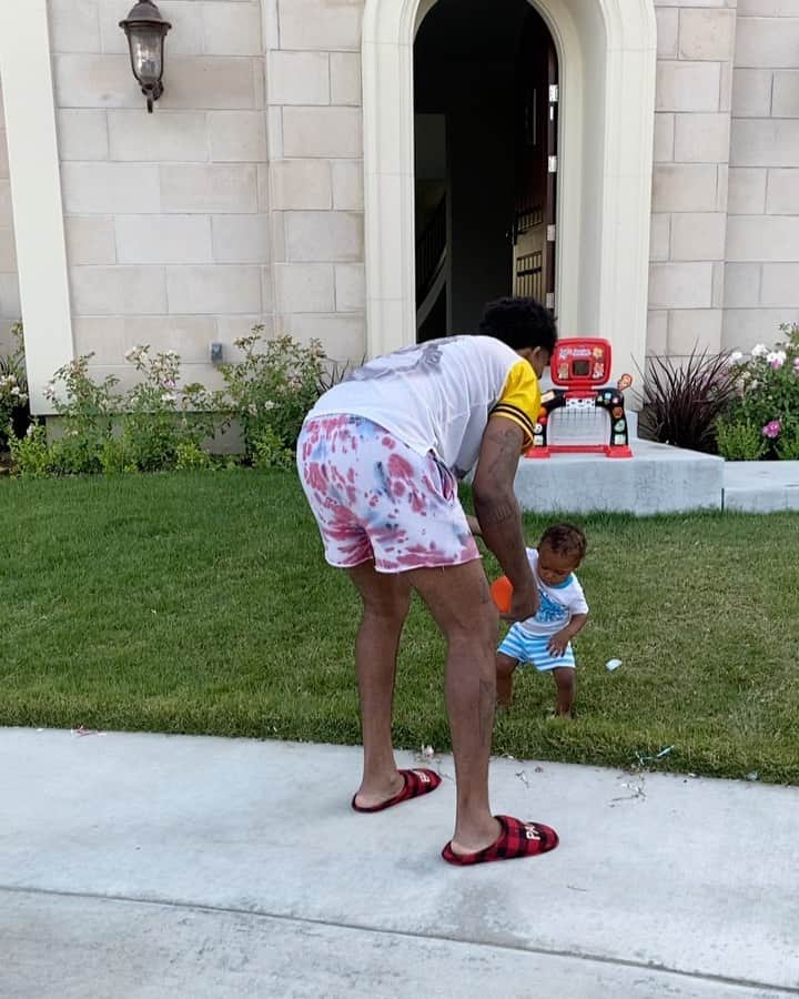 ニック・ヤングのインスタグラム：「Had to teach my son a lesson Nyce thought it was sweet lol buckets 😂😂😂😂😂😂😂 @lilswaggy1 Haten lol」