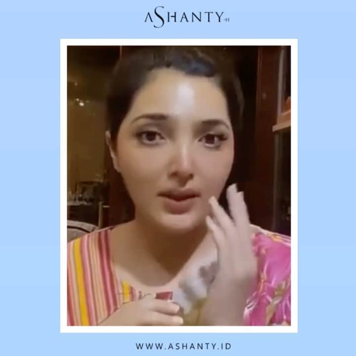 ASHANTY BEAUTY CREAM OFFICIALのインスタグラム：「Anti aging cream series mampu melawan tanda penuaan dini pada kulit wajah. Membuat wajah lebih bersih, cerah berseri, bebas kusam, flej hitam dan pori - pori besar 🤍  _____________________________ Informasi dan pemesanan  Ashanty Beauty Cream Chat Via WA : WA: 081287388885 WA: 081293823950 WA: 087778489900 WA: 085781140354 ⚡️ Fast Respons Click Link On Bio Instagram @ashantyid ❣️ ______________________________ #ashantybeautycream #creamashanty #skincareashanty #skincare #skincareartis #skincarelokal #creamwajah #creamperawatanwajah #obatjerawat #jerawat #kosmetik #krimwajah #creamwajah #whiteningcream #ashantyid #ashanty」