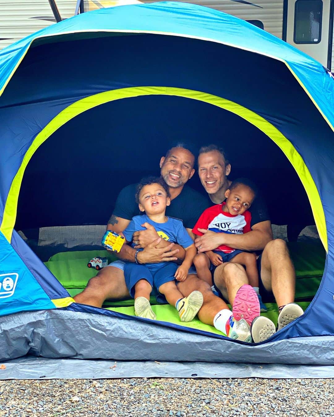 ショウン・トンプソンさんのインスタグラム写真 - (ショウン・トンプソンInstagram)「We bout to sleep in this tent! ⛺️ I’ll let y’all know how this goes 😅🤷🏽‍♂️ #firsttimeforeverything #camping #tent #family #love #fun #omg」7月7日 11時38分 - shaunt