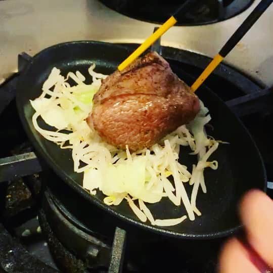 のインスタグラム：「ウワミスジ！ ステーキ試しに焼いてみました！ 肉質としてはとにかく柔らかくスッキリした味でとにかく肉も野菜も進む！ 近日提供出来る日を期待して発表いたします  仕入部　片之坂 #魚金 #新橋#新橋居酒屋#居酒屋#銀座#京橋#神田#海鮮丼#刺身#吉祥寺#鯵#池袋#タコ#たらこパスタ#刺身盛り合わせ#パエリア#渋谷#魚好きと繋がりたい #レモンサワー#馬車道#本鮪#横浜グルメ#飲酒タグラム #オープン#日本酒好きな人と繋がりたい #どんぶり#うなぎ#ステーキ#金目鯛 #yummy」