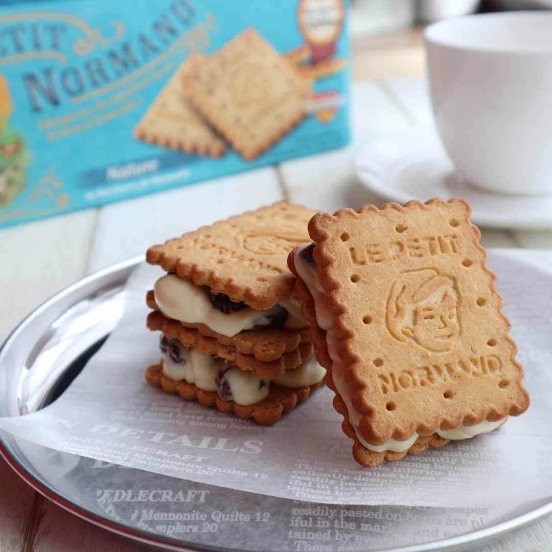 キタノ商事株式会社さんのインスタグラム写真 - (キタノ商事株式会社Instagram)「🇫🇷アベイ[ノルマンディ バタークッキー] フランス・ノルマンディの原料にこだわり、フレッシュバター100％で作られた、香り豊かな[ノルマンディ バタークッキー]は、手土産などギフト用のスイーツのアレンジにも◎。 ・ レーズンバターやクリームチーズ、マシュマロなど、挟むだけでかわいいデザートになります。 ・ 今日はギフトの日です。簡単で素敵なアレンジを、ぜひお友達やご家族など、まわりの方とご一緒にお楽しみください。 ・ ◆プレゼントキャンペーン◆ ※こちらのキャンペーンは終了いたしました。 現在[ノルマンディ バタークッキー][ノルマンディ チョコチップクッキー]が当たるプレゼントキャンペーンを開催中。詳しくは6/23のキャンペーン投稿をご覧ください。(2枚目の画像と同じ画像の投稿です) ※商品の販売店情報の一部をキャンペーン投稿の次の投稿に掲載しています。 ・ photo by @no_lala_no_life ブランドの詳しい情報はハイライトのリンクから。 こちらからもご覧頂けます。@kitano_pr ・ ・ #アベイ #ノルマンディバタークッキー #キタノ商事 #世界のおいしさをキタノから ・ #Abbaye #LEPETITNORMAND #ノルマンディチョコチップクッキー #クッキー #レーズンバターサンド #レーズンバター #レーズンサンド #チーズケーキサンド #ワンハンドチーズケーキ #チーズケーキ #ビスケット #パケ買い #手作りお菓子 #手作りスイーツ #おかし作り #お菓子 #おやつ #おうちカフェ #簡単レシピ #お菓子作り #手作りおやつ  #お菓子作り好きな人と繋がりたい #デリスタグラマー #丁寧な暮らし #暮らしを楽しむ」7月7日 12時00分 - kitano_kk