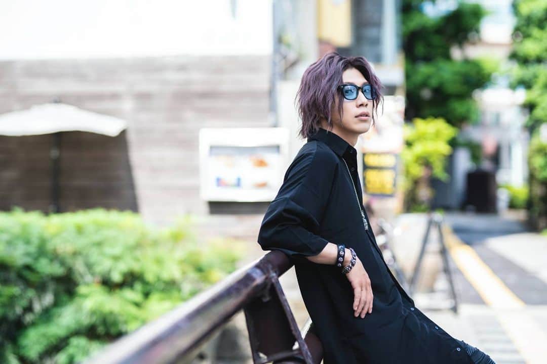 Chiyu のインスタグラム：「新アー写第１弾♪ ようやく写真変えれました(笑) リリースやライブもっとしたいなぁ。 この写真の感想いっぱい送ってね(笑) そして第１弾ということは、、、笑  あとこっちも宜しくね↓↓↓ ハイライトからURLすぐ飛べるよー  7月24日、25日 FSリモートイベント https://t.co/oUlOm2qtaS  7月11日 イベント配信ライブ https://t.co/Q1KqU0jHK8 https://t.co/SHvMDdIhNB」