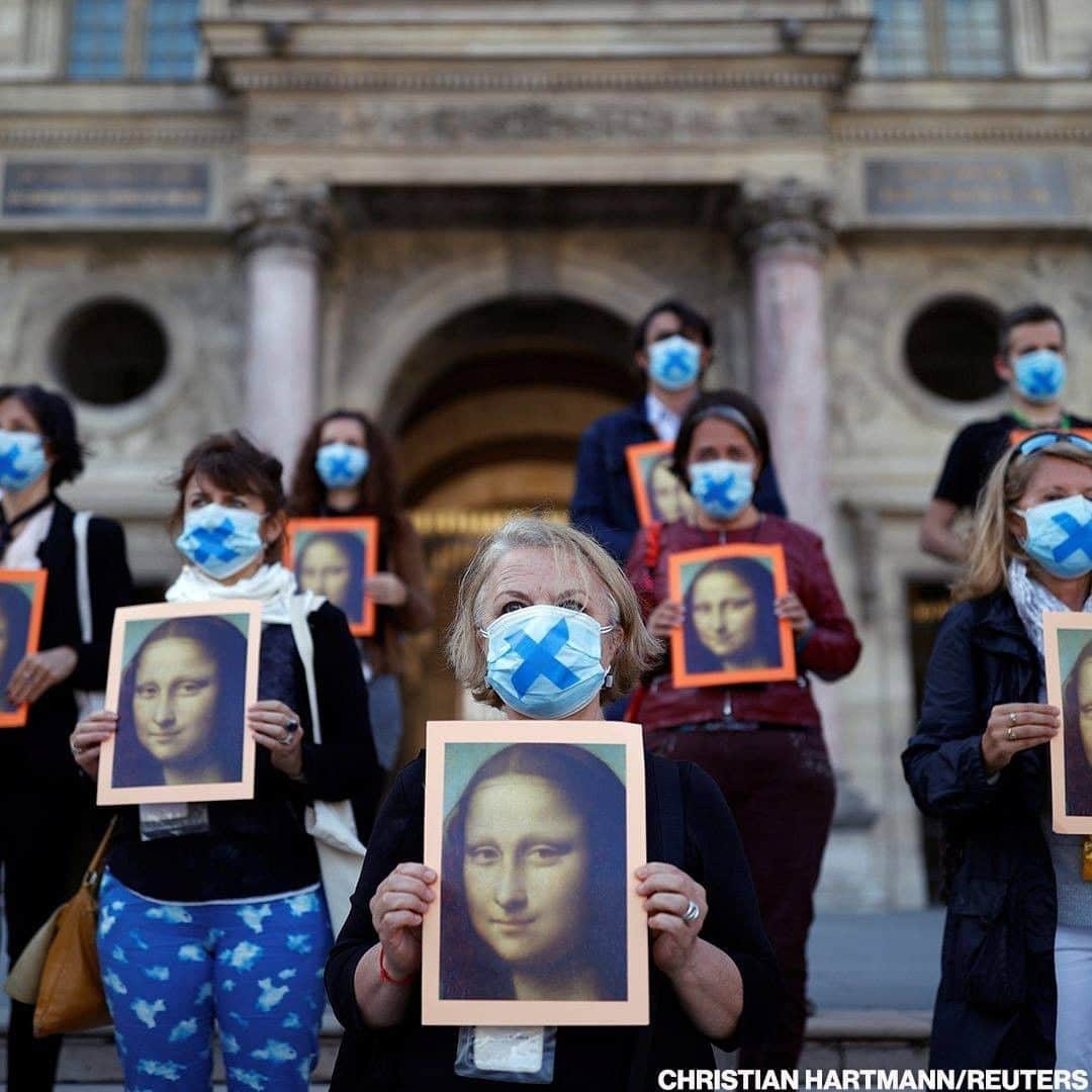 ABC Newsさんのインスタグラム写真 - (ABC NewsInstagram)「Dozens of Paris tour guides wearing masks and holding Mona Lisa portraits protested outside the Louvre museum in a plea for more support from the government to help them ride out the coronavirus crisis. It could be months before foreign tourists flock back to the city in pre-crisis numbers.⁣ ⁣ The demonstrators gathered at the foot of the Louvre's glass pyramid as the museum reopened to visitors for the first time in four months after going into lockdown.⁣ #louvre #coronavirus #lockdown #monalisa #paris」7月7日 12時02分 - abcnews
