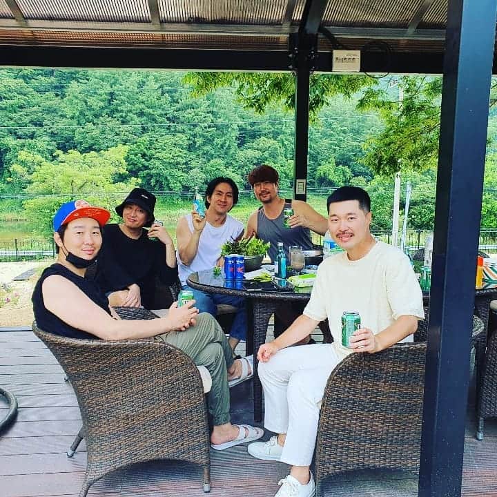 ホ・ジョンミンのインスタグラム：「제1회 킴스 야유회 유부남들은 더우면 몸도 안좋으면서 나시를 입는다...찌셔츠는 입지마세요..」