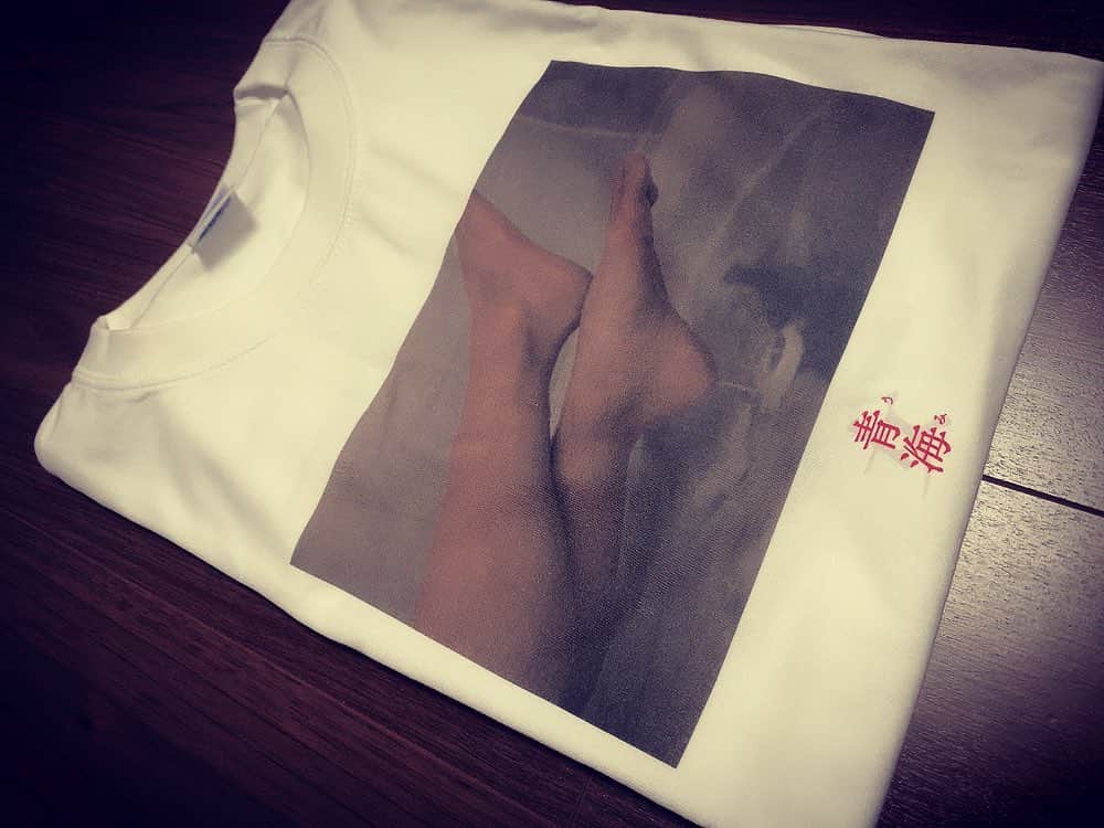 青海のインスタグラム：「青海の脚Tシャツ頂きました❤️❤️❤️」