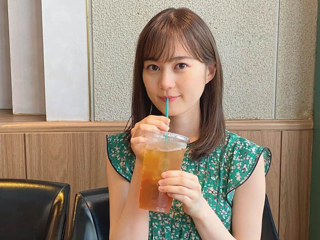 のインスタグラム：「第二話で出てきたチャットのアイコン マネージャーさんがカフェで撮ってくれました。 ストローくわえたらインスタ映えっぽいのかなって…笑  #真夏さん的あざとさ #ストローもあざといけどさくらんぼはもっとあざといよね #真夏を撮る私を撮るまいちゅん #とど愛 #次回も名曲！」
