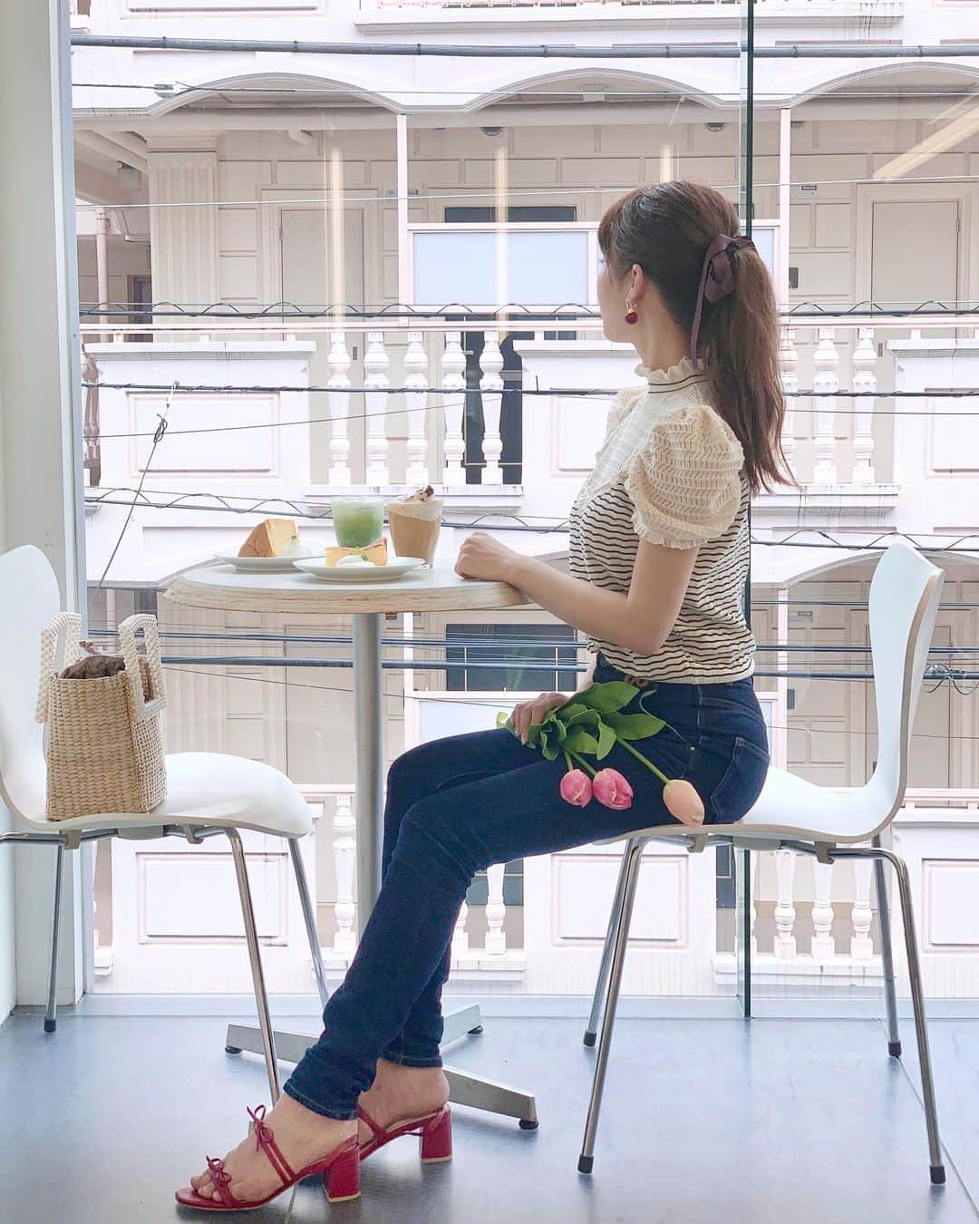 小沼瑞季さんのインスタグラム写真 - (小沼瑞季Instagram)「🤍🤍🤍﻿ ﻿ ﻿ 代官山にあるおしゃれなカフェ﻿ cafe facon（カフェファソン）へ﻿ 行ってきました🐈🥀﻿ ﻿ おっきなガラス張りの窓から﻿ 向かいの可愛くてレトロなマンションが見えて﻿ おしゃれで素敵な雰囲気のお店でした💖﻿ なんだか韓国っぽい😳🇰🇷﻿ ﻿ ・米粉のシフォンケーキ﻿ ・バスクチーズケーキ﻿ ・抹茶ラテ﻿ ・カフェラテスムージー﻿ を頼んだよ☕️🍰♡﻿ どれも美味しかったー！💕💕💕﻿ ﻿ ﻿ ﻿ tops,bag♡#zara﻿ pants♡#verybrain﻿ sandal♡#deicy﻿ ﻿ ﻿ ﻿ #cafefacon#daikanyama#daikanyamacafe#tokyocafe#カフェファソン#代官山カフェ#韓国っぽカフェ#代官山#東京カフェ#カフェ巡り#カフェ活#みいきのカフェめぐり☕️🍰 #みいきコーデ」7月7日 22時59分 - mizukikonuma