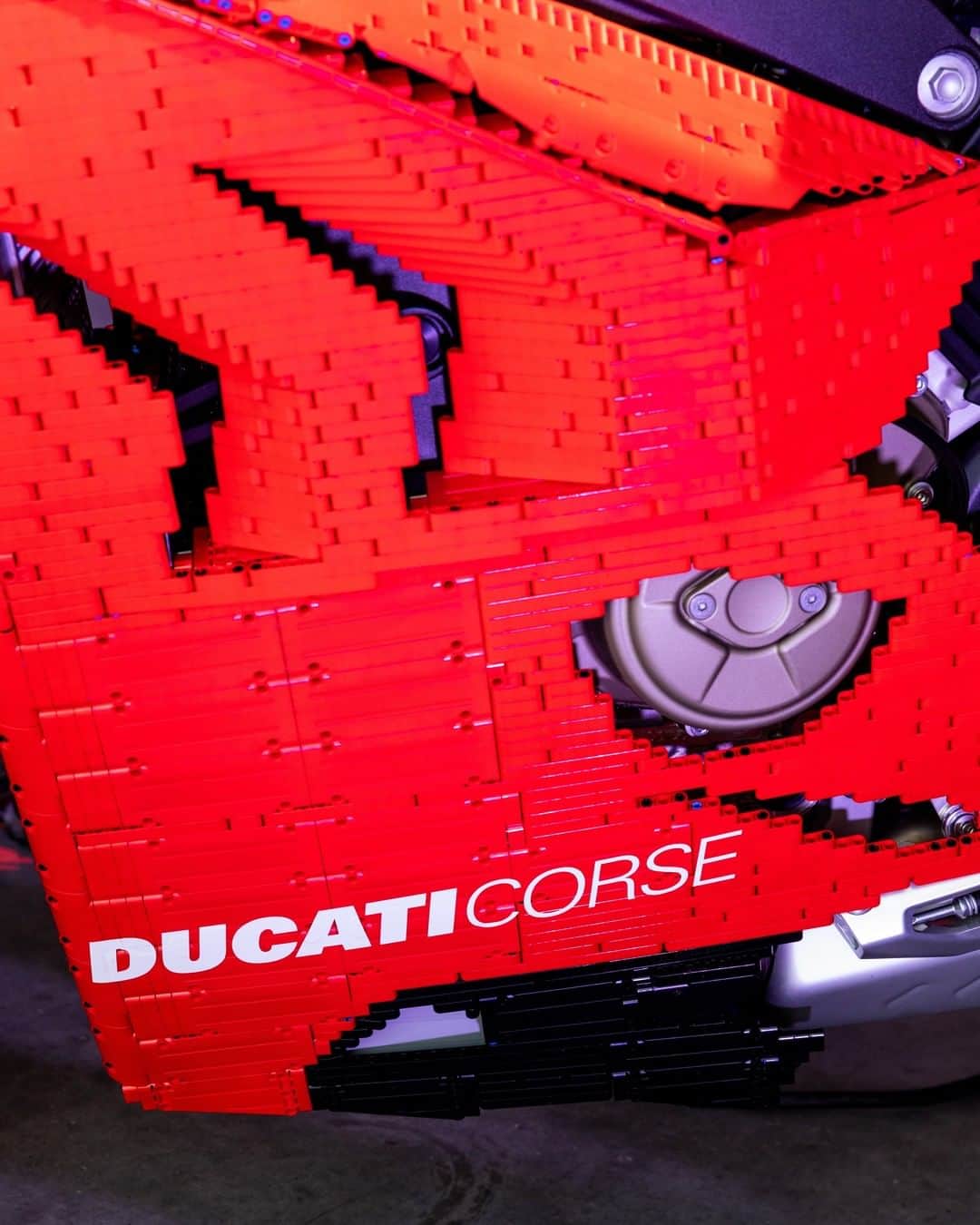 LEGOさんのインスタグラム写真 - (LEGOInstagram)「What’s cooler than a @ducati? A life-sized LEGO Technic @ducati! 😎  #LEGO #LEGOTechnic #Ducati」7月7日 23時00分 - lego