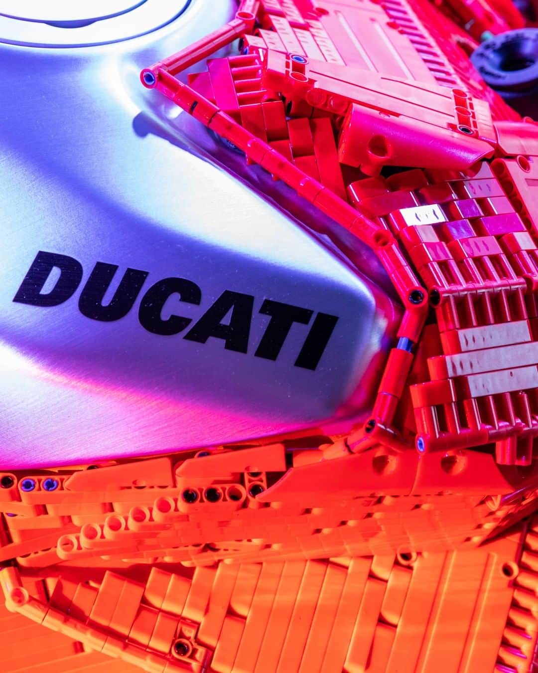 LEGOさんのインスタグラム写真 - (LEGOInstagram)「What’s cooler than a @ducati? A life-sized LEGO Technic @ducati! 😎  #LEGO #LEGOTechnic #Ducati」7月7日 23時00分 - lego