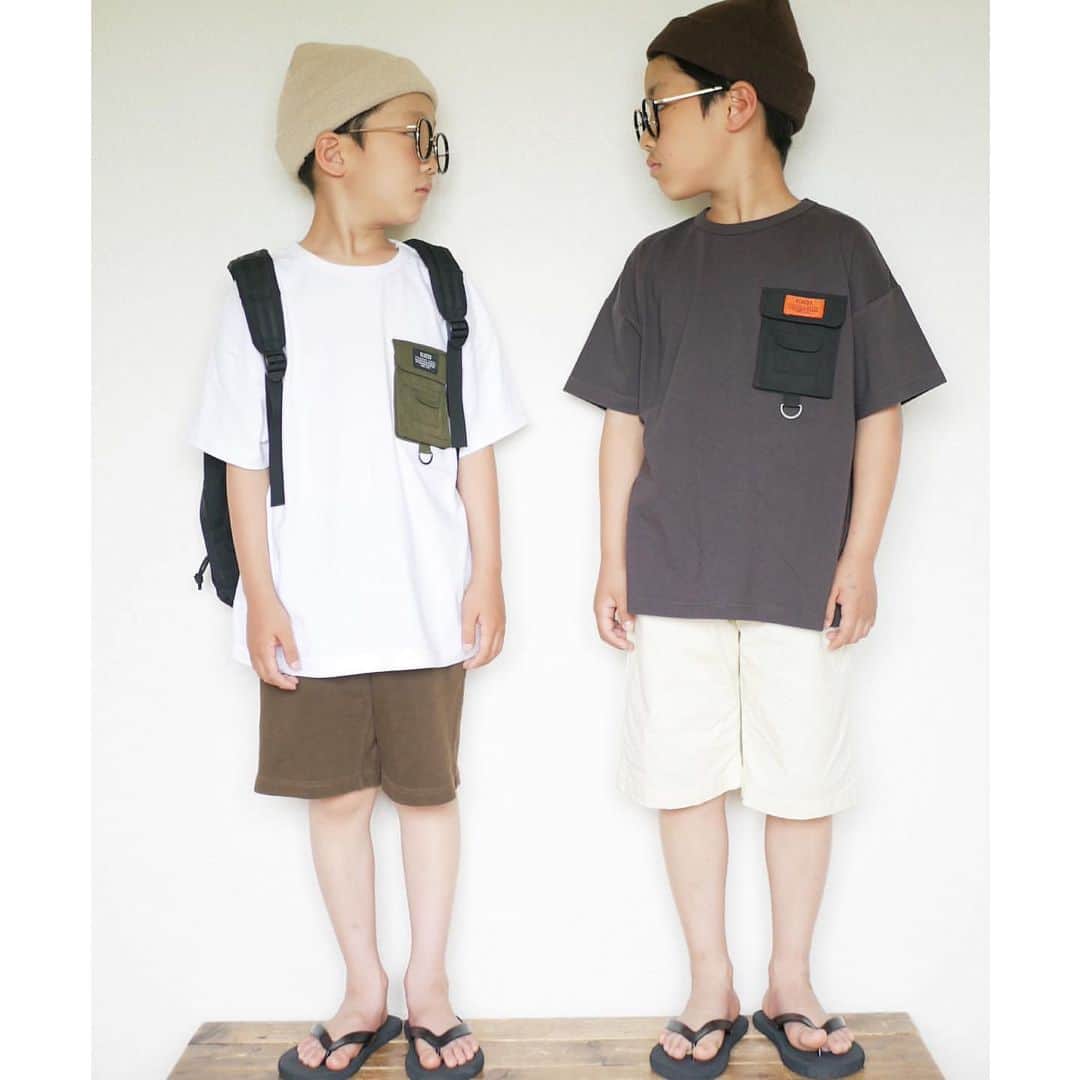 GLAZOSのインスタグラム：「. pick up items !!! . . . ✴︎ @_sk_sk__ 様 . ドロップショルダーアウトドアポケット半袖Tシャツ . . . ✴︎ @lilick0408 様 . スラブ天竺ドロップショルダーロゴ半袖Tシャツ. ☝︎こちらのTシャツ、ブラック130,140,150サイズの在庫がございます！ . . ✴︎ @sun_moon________ 様 . 天竺・ドロップショルダーポイント刺繍半袖Tシャツ. ポプリン・カモフラ柄ショートパンツ  . . @ayatake910 様 . 天竺ポケットネームベーシックTシャツ . . #repost #ありがとうございます  . かっこ良く着て頂きありがとうございます😊✨ . . #glazos #kidsootd #kidsfashion #kidscoordinate #kidsfashion #kids #mensfashion #mensstyle #boy #おそろいコーデ #兄弟 #小学生コーデ #小学生男子 #おでかけコーデ #中学生男子 #小5 #小6 #キッズファッション #男の子ママ #男子 #小学生 #新作 #SS #wear #半袖 #ハーフパンツ」