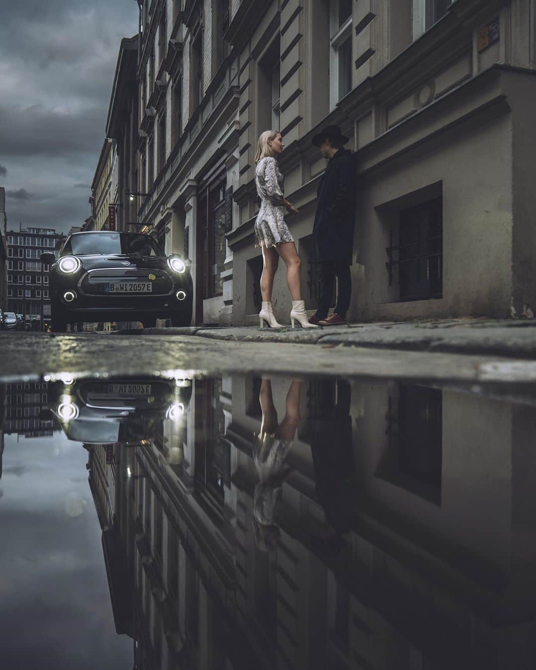 Thomas Kakarekoのインスタグラム：「Anzeige - Charged With Passion Super stoked to continue working with @MINI in 2020 after witnessing the reveal of their first all-electric vehicle last year. Now I had the chance to shoot the #MINIElectric in my hometown Berlin and really couldn’t wait to show you the results.  #ChargedWithPassion #TheMINIThings #MINITogether #MINI - - -  MINI Cooper SE*: Energieverbrauch in kWh/100km kombiniert: 16.8/14.8, Kraftstoffverbrauch in l/100 km kombiniert: 0, CO2-Emissionen in g/km kombiniert: 0. Die Fahrstrecke ist abhängig von diversen Faktoren, insbesondere: persönliches Fahrverhalten, gewählte Strecke, Wetterbedingungen, Heizungs-/Kühlungsnutzung und Vorbehandlung. *Vorläufige, noch nicht bestätigte Angaben, Änderungen vorbehalten.」