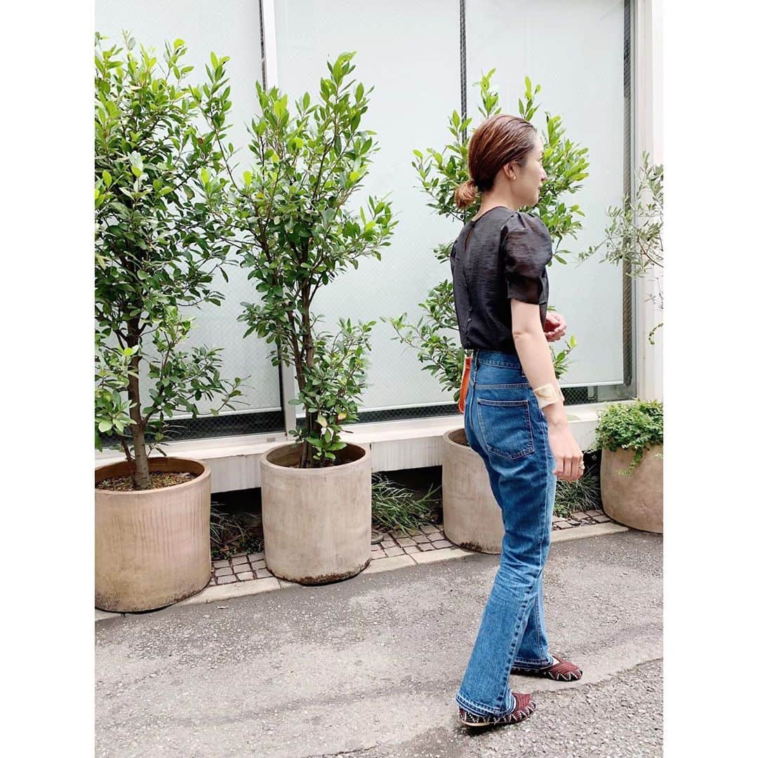 川島幸恵さんのインスタグラム写真 - (川島幸恵Instagram)「🌿🌿🌿﻿ ﻿ "マスクの痕付いてるっ！"てなるよね🤦🏻‍♀️😂﻿ ﻿ ﻿ お気に入り&おすすめのデニムはオンラインストアでご予約受付中です🥰﻿ 今回も人気で本当に嬉しい🥺🙏﻿ ﻿ ﻿ #SHENERY_official﻿ #denimpants #SHENERY﻿ #bangls #vintagetraveller﻿ #shoes #kashura﻿ #denim #blue #madeinjapan﻿ #fashion #styling﻿ #summer﻿ #七夕 #20200707 ﻿ ﻿」7月7日 21時28分 - sachie118