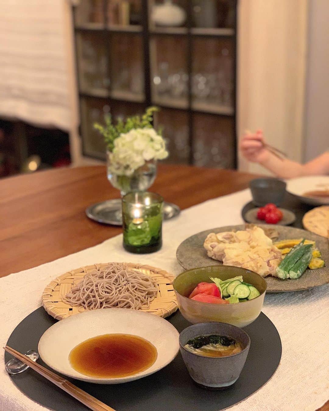 のインスタグラム：「「七夕🎋だから、お素麺だよね❗️」と👦🏻 「ごめん、切らしてる、、😅」 ・ ということで、せめてもの#お蕎麦 にして、焼こうと思っていた鶏もも肉は#とり天 に。 ついでに#野菜の天ぷら も🥢 ・ 天ぷらはいつも小麦粉で作るけれど、今夜は#米粉 で🌾 ・ 下粉も米粉で。 ・ 衣の材料は、野菜は色が見えるよう薄めにしたいので、 ［溶き卵15g・冷水100ml・米粉50g］ 揚げ油の温度は160度で🌡 ・ とり天は、もう少し厚い衣にして天つゆを含ませて食べたいから、途中で米粉20gを足し ［溶き卵15g・冷水100ml・米粉70g］で😊 こちらは油の温度を180度🌡に上げて。 ・ ちなみに、とり天の衣の、米粉の分量をそのまま薄力粉に変えたのが、スタンダードなうちの#天ぷらの衣 です😉 ・ 薄力粉のサクッとした衣に比べて米粉のはカリッとして、油を含む量が少ない感じに。 ・ どちらも負けず劣らず美味しいけれど、こちらの方がヘルシーかな🌱 ・ 米粉があったら、一度試してみてくださいね☺️✨ ・ それにしても七夕にお素麺なんて、どこで聞いてきたの❓と聞いたら、「ドラえもん❗️」だそうです😅 ・ ・ #七夕ごはん #天ぷらそば #舞茸 は衣を付け忘れるという、、😜 #グルテンフリー #粮理家 #ウェルネスフードスタイリスト #松見早枝子 #japanesedinner #japanesefood #soba #tempura #riceflour #glutenfree #wellnessfoodstylist #saekomatsumi」
