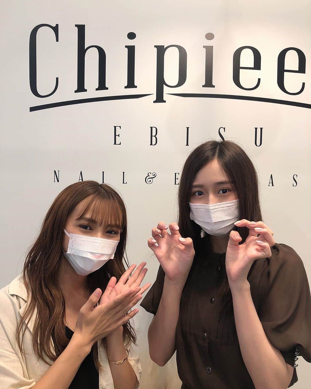 内木志のインスタグラム：「ネイルと眉毛を整えて頂きました〜✨ 今回は夏らしく、貝殻のようなネイル💅🐚 可愛すぎてまたずっとみてます😊 眉毛は初めて整えてもらったんだけど、人生で1番綺麗な眉毛🤣 ブラジリアンワックス凄い👏 これをベースに自分でもお手入れ頑張ります！✊ 久しぶりの磯っぺと行きました💕 #ネイル #眉毛サロン」