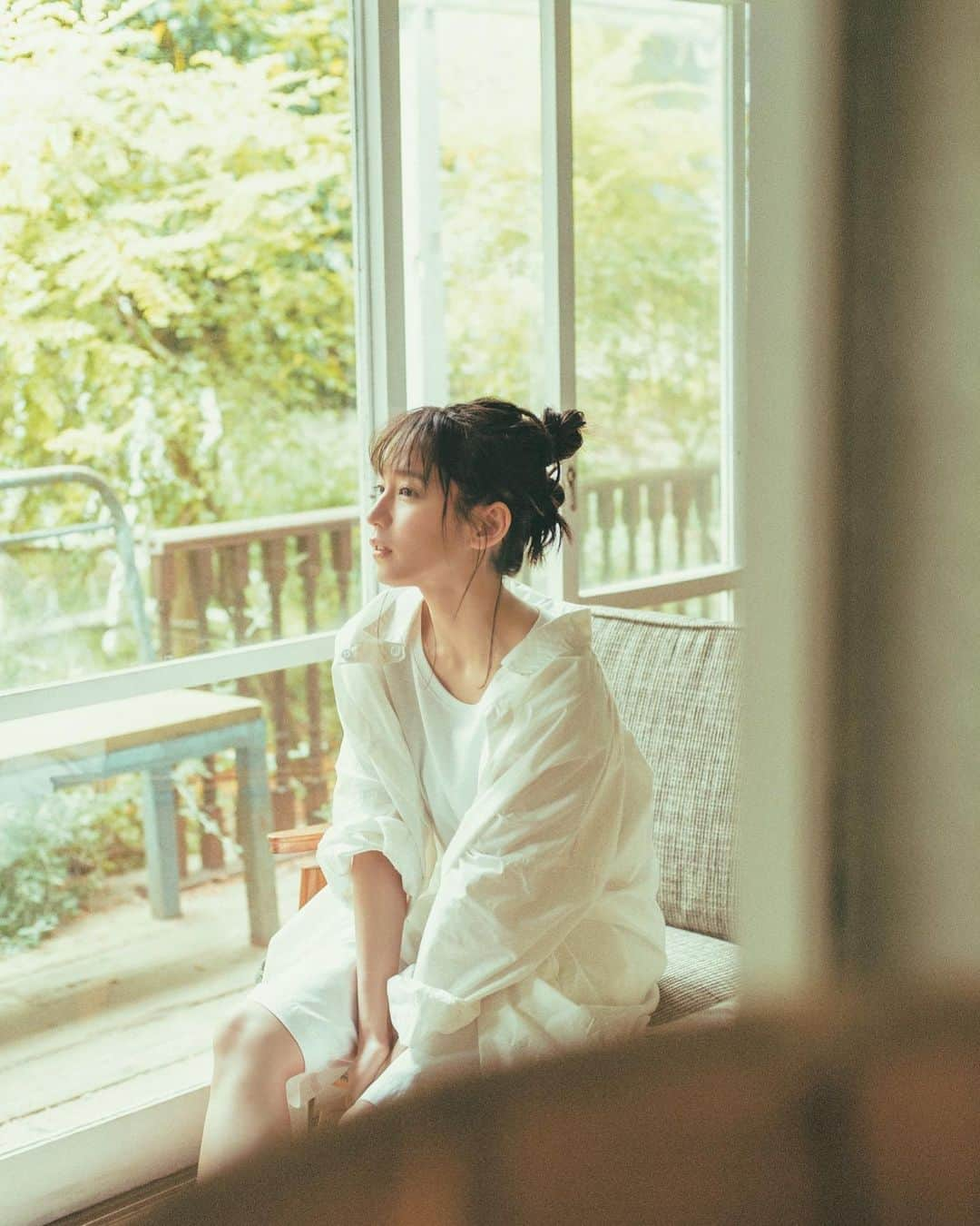 吉岡里帆さんのインスタグラム写真 - (吉岡里帆Instagram)「mina cover.  🪑🔹  @mina.magazine」7月7日 21時31分 - riho_yoshioka