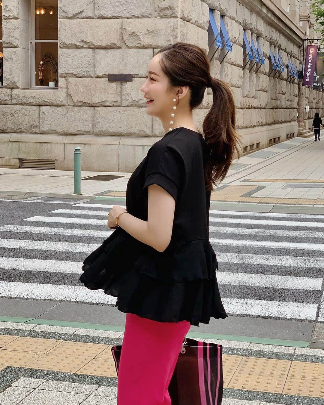 ___mikik___さんのインスタグラム写真 - (___mikik___Instagram)「black × pink ⠀ またこの色合わせしてる🤫 昔から甘辛好きだなぁ ⠀ フレンチスリーブで2段フリルでカットソー素材でって、オススメポイントがたくさん詰まったトップスはホワイトとの2色展開です✔︎ ⠀ tops…#hyeon (今週金曜日発売) pants…#hyeon (制作中サンプル) bag…#marni shoes…#pippichic」7月7日 21時43分 - ___mikik___