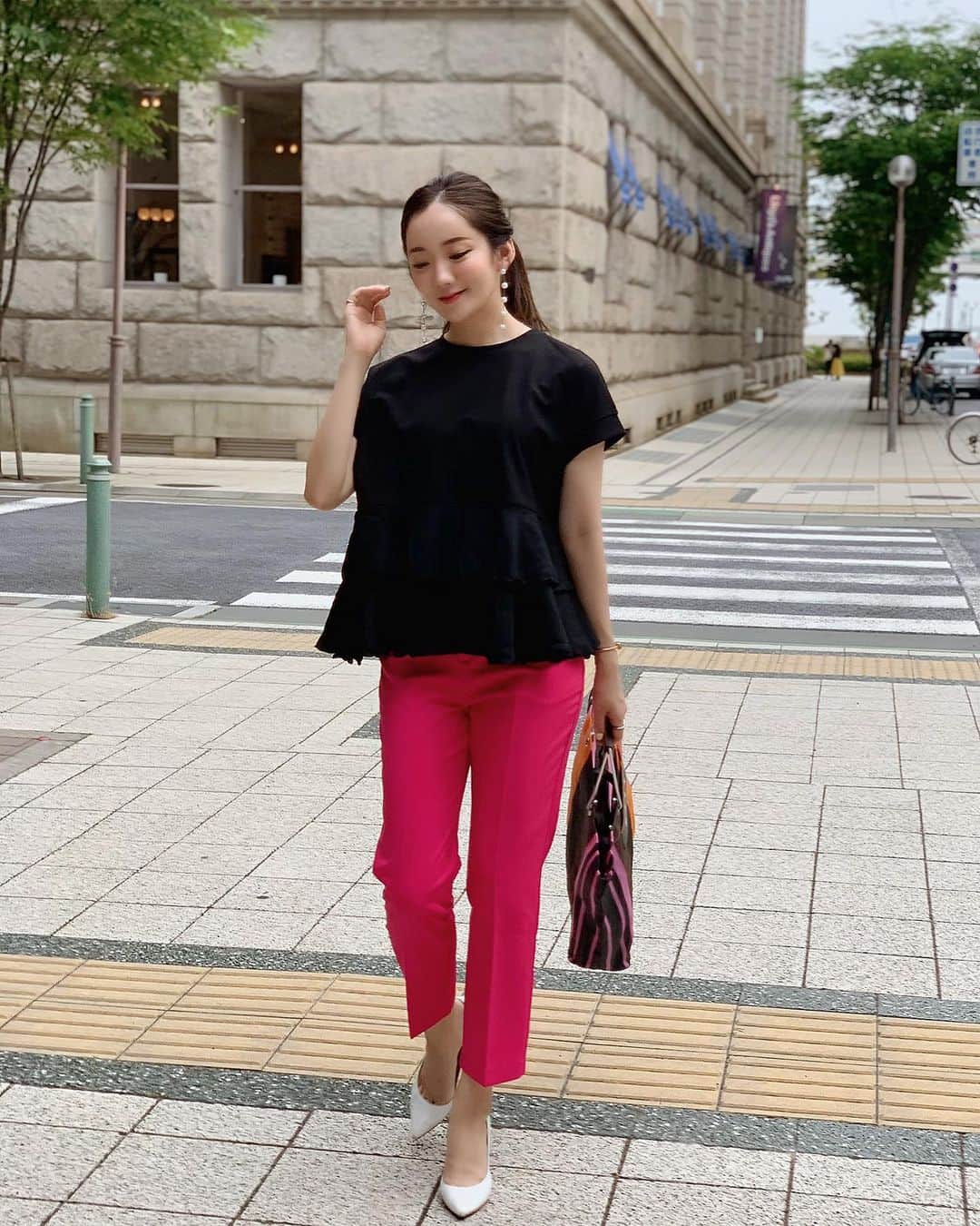 ___mikik___さんのインスタグラム写真 - (___mikik___Instagram)「black × pink ⠀ またこの色合わせしてる🤫 昔から甘辛好きだなぁ ⠀ フレンチスリーブで2段フリルでカットソー素材でって、オススメポイントがたくさん詰まったトップスはホワイトとの2色展開です✔︎ ⠀ tops…#hyeon (今週金曜日発売) pants…#hyeon (制作中サンプル) bag…#marni shoes…#pippichic」7月7日 21時43分 - ___mikik___
