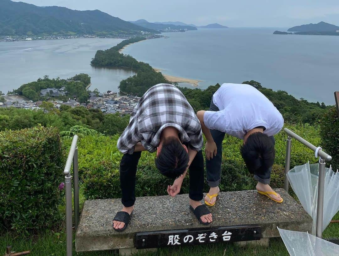 せめる。さんのインスタグラム写真 - (せめる。Instagram)「日帰り旅行 #日本三景 #天橋立 #セインツ 辻本 #マトイ 伊藤 #山崎聖也 #もも せめる。 #股覗きは女の股から覗きたいもんやで #願掛けの石300円で買った #M-1グランプリ優勝を祈った瞬間割れた #詰んだ #縁起悪い #豪雨 #いいねせんかい」7月7日 21時36分 - semeru.momo