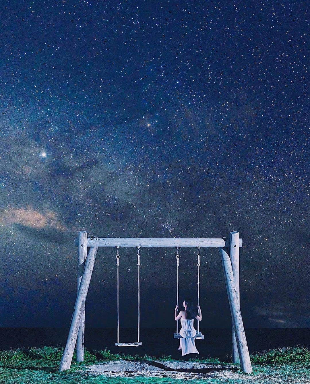mikicoco00のインスタグラム：「* * 満天の星空ブランコ🎋☆彡.。 * 目の前には海が広がっていて、心地よい波の音と😌 星空に向かって漕ぐブランコはとっても 気持ち良かった｡.*꙳★*ﾟ * * * 不安な日々が続いていますね どうかこれ以上被害が拡大しませんように... * * * *  #七夕#🎋 #星空#綺麗#天の川#感動 #深夜2時#星が綺麗な夜でした  #沖縄#小浜島#過去写真」