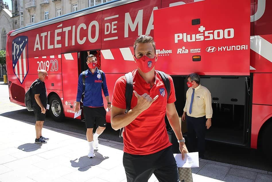 アトレティコ・マドリードさんのインスタグラム写真 - (アトレティコ・マドリードInstagram)「🛬📍 Vigo  🔴⚪ #AúpaAtleti ⚽ #CeltaAtleti」7月7日 21時38分 - atleticodemadrid